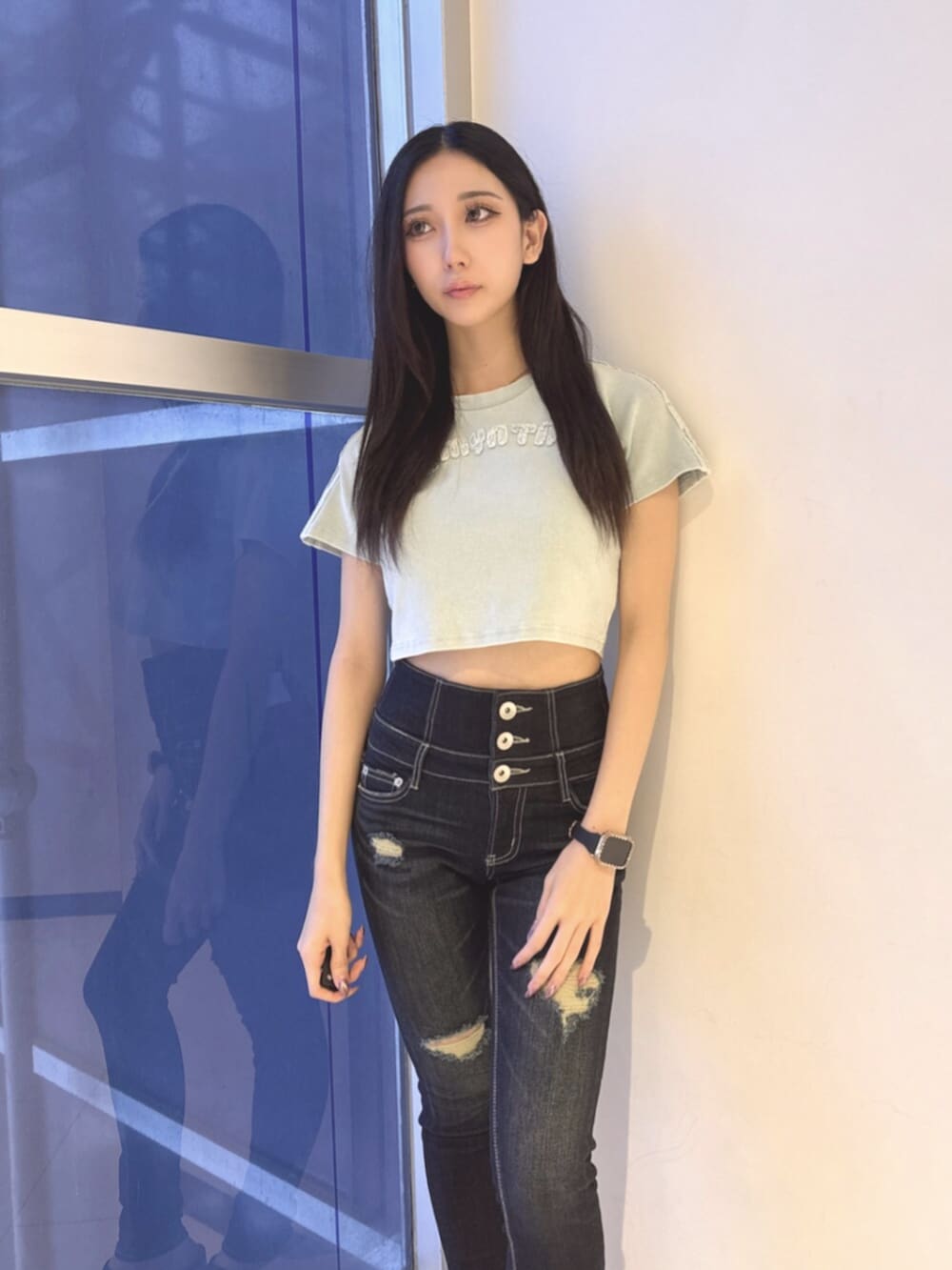 ブルー系のデニムパンツ、ブラック系のサンダル、ブルー系のTシャツ/カットソーを着用したレディースの夏コーディネートの4枚目の写真