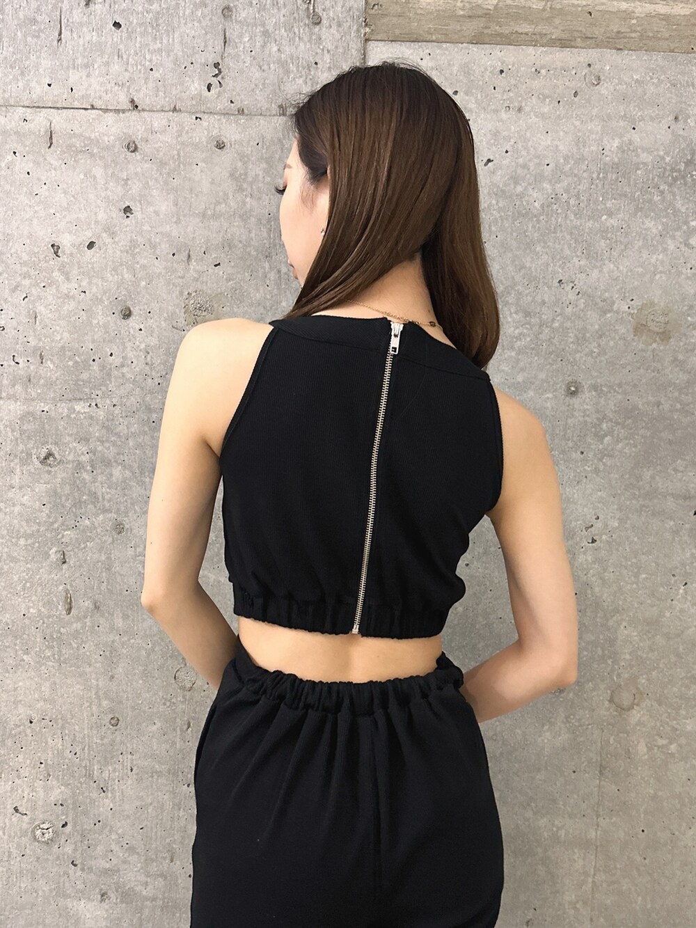 ブラック系のつなぎ/オールインワン、ホワイト系のサンダルを着用したレディースの春コーディネートの5枚目の写真