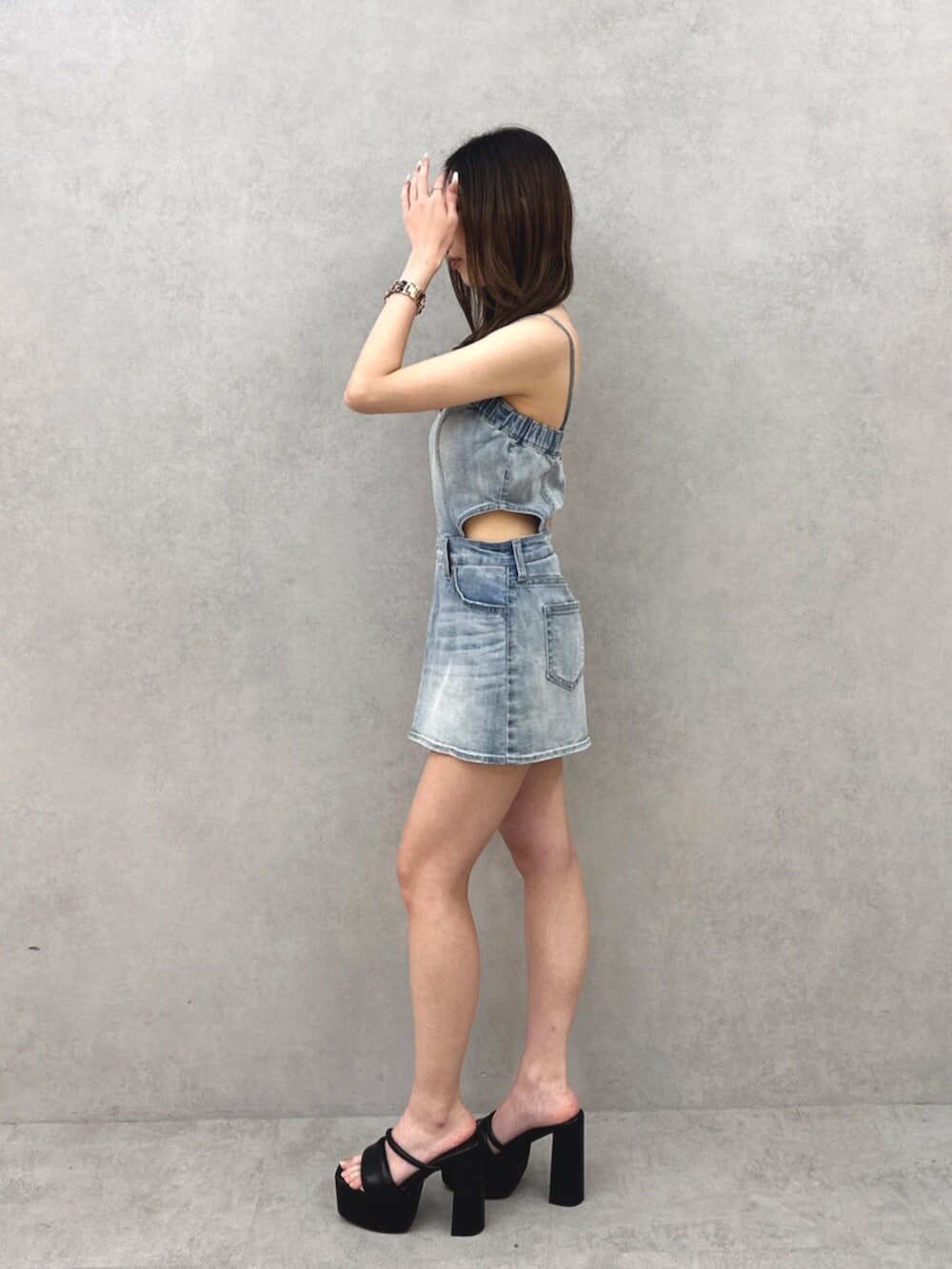 ブラック系のサンダル、ブルー系のワンピースを着用したレディースの夏コーディネートの3枚目の写真