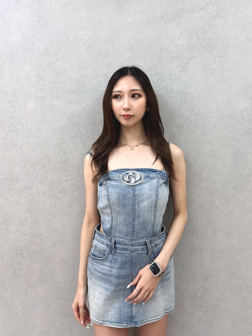ブラック系のサンダル、ブルー系のワンピースを着用したレディースの夏コーディネートの5枚目の写真