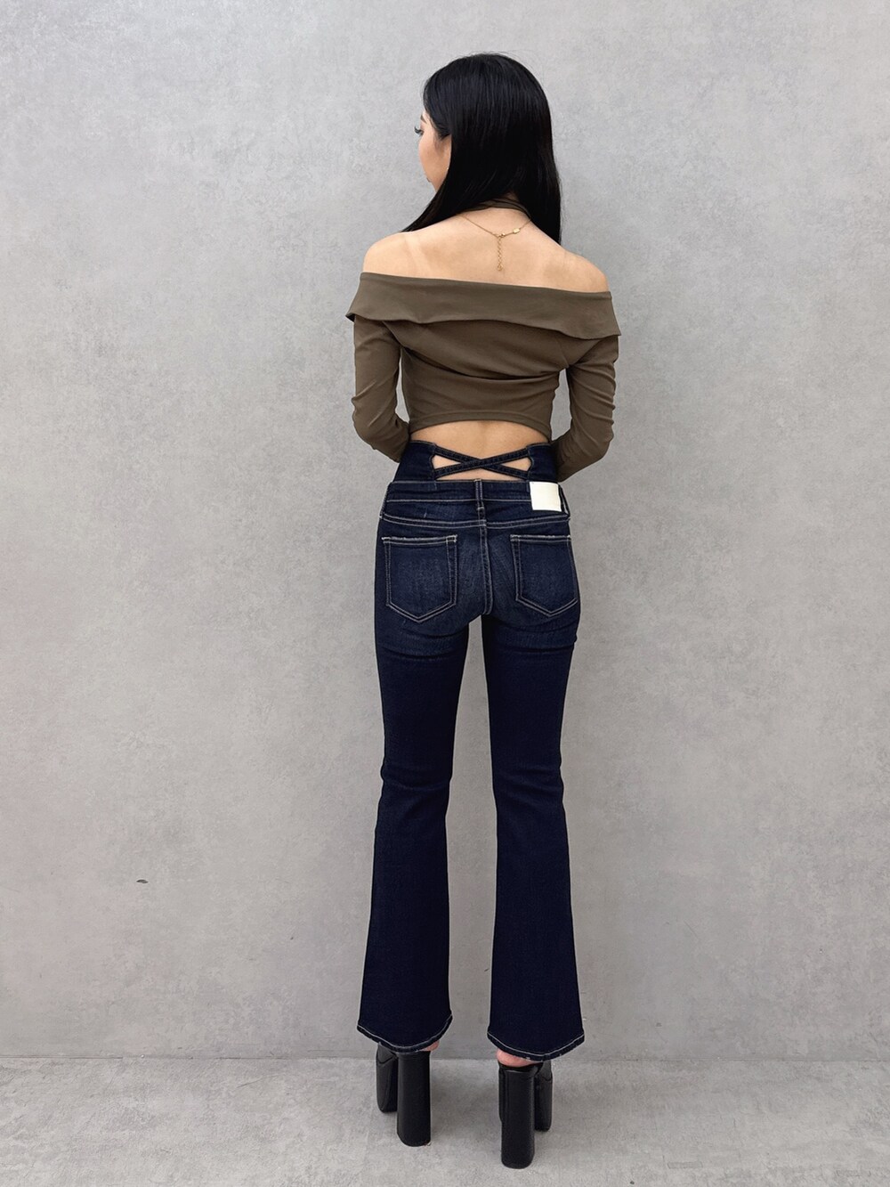 ブルー系のデニムパンツ、グリーン系のTシャツ/カットソー、ブラック系のサンダルを着用したレディースの夏コーディネートの3枚目の写真