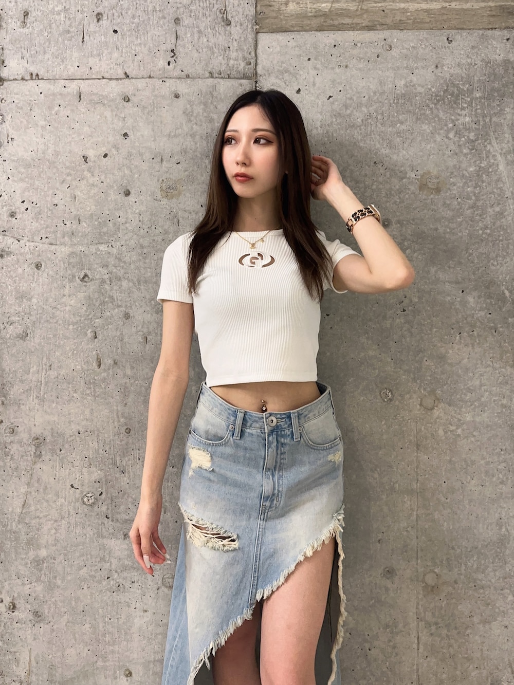 ブルー系のデニムスカート、ホワイト系のサンダル、ホワイト系のTシャツ/カットソーを着用したレディースの春コーディネートの4枚目の写真