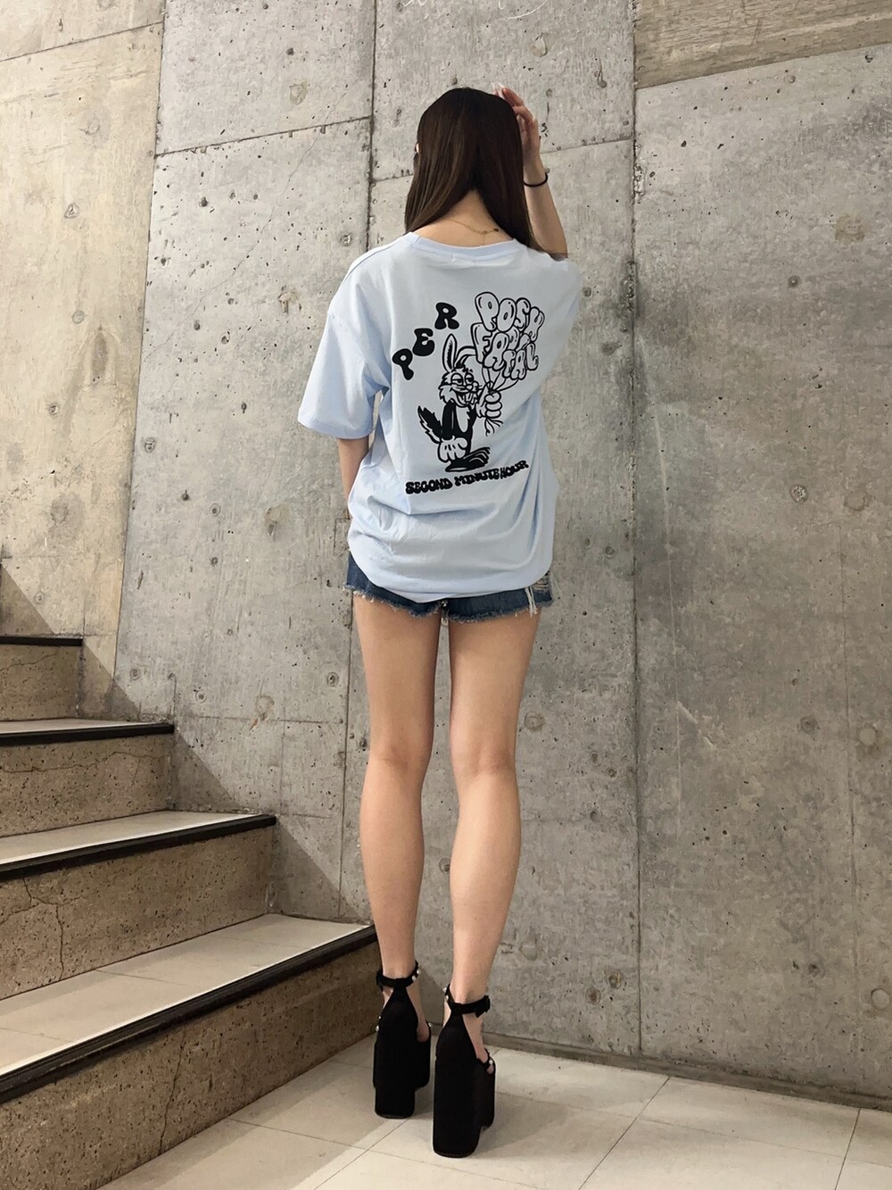 ブルー系のデニムパンツ、ブラック系のサンダル、ブルー系のTシャツ/カットソーを着用したレディースの春コーディネートの3枚目の写真