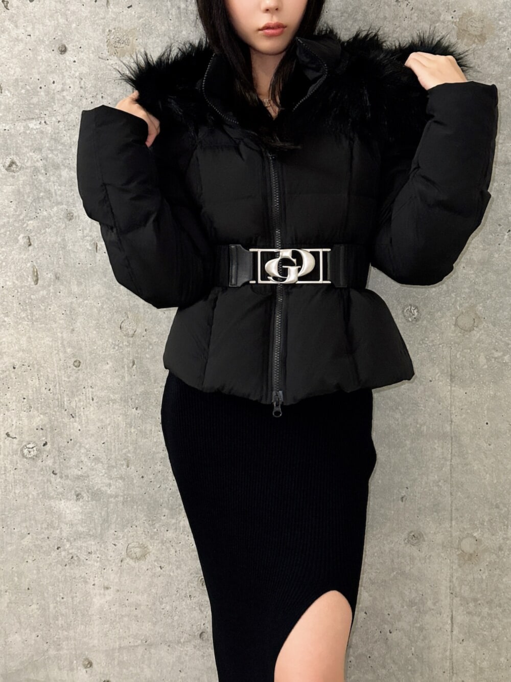 ブラック系のブーツ、ブラック系のダウンジャケット/コート、ブラック系のワンピースを着用したレディースの秋コーディネートの4枚目の写真