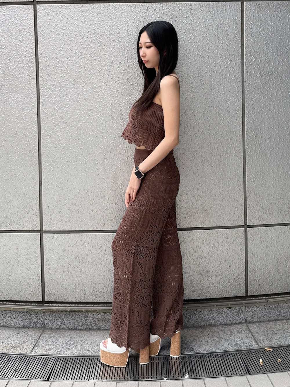ブラウン系のその他パンツ、ブラウン系のキャミソール、ホワイト系のサンダルを着用したレディースの夏コーディネートの2枚目の写真