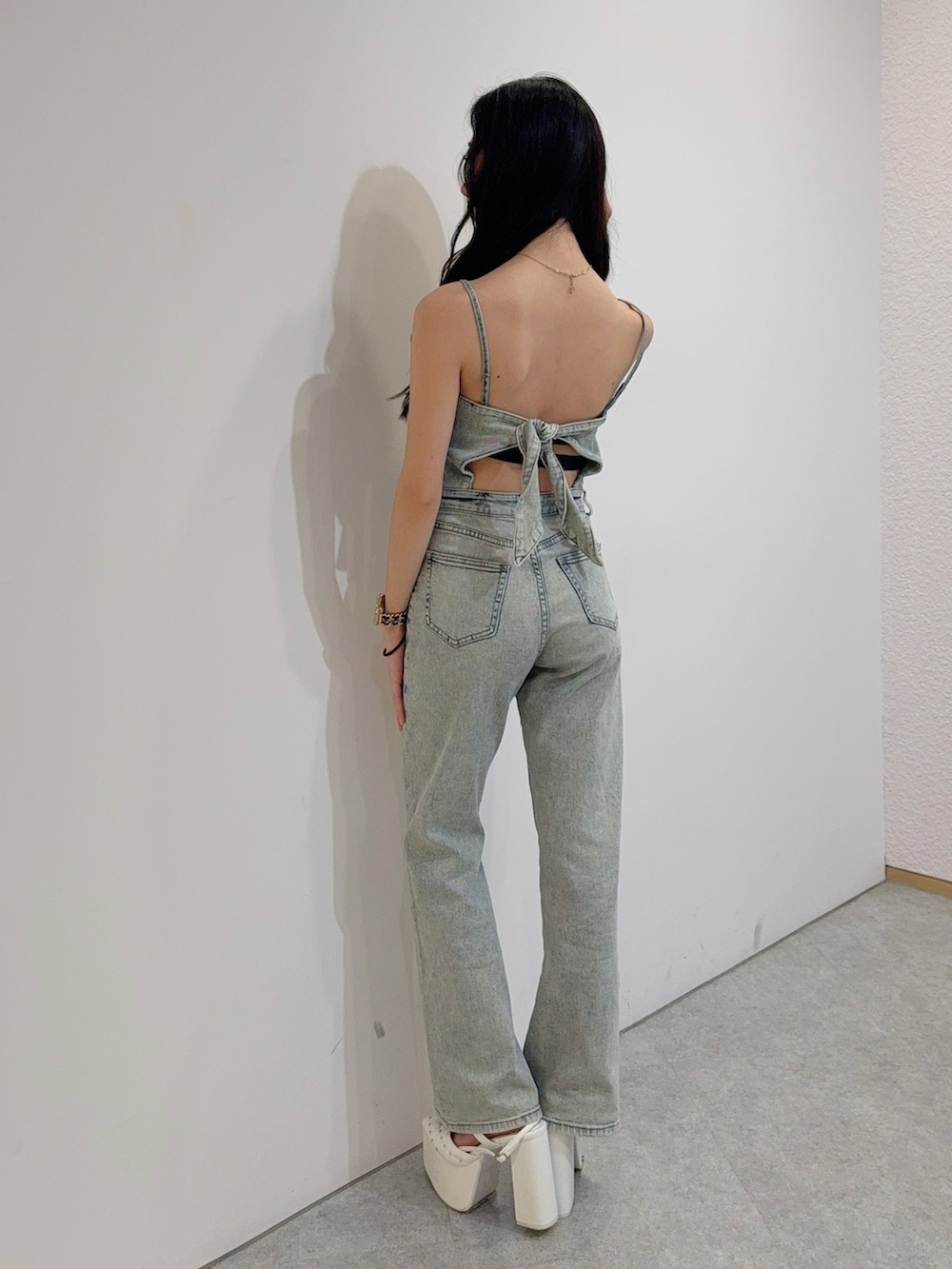 ブルー系のつなぎ/オールインワン、ホワイト系のパンプスを着用したレディースの冬コーディネートの3枚目の写真