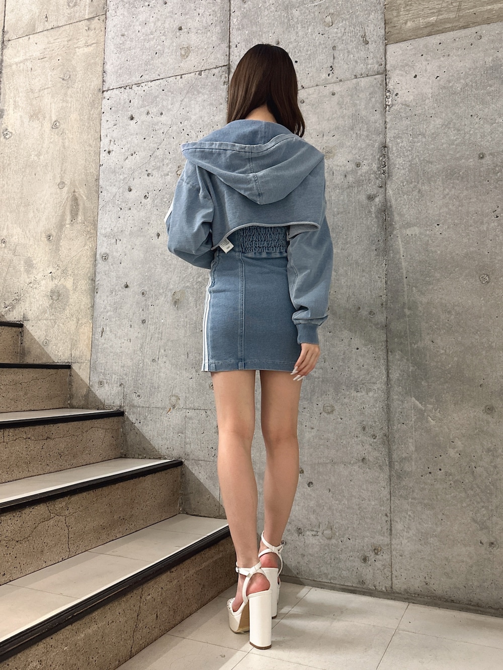 「セットアップ、大人カジュアル、デニム、デニムパンツ、デニムコーデ、デニムオンデニム、タイトワンピース、gyda、GYDA、gydastaff、GYDAコーデ、gydaデニム、GYDAデニム」｜「GYDAのGD SIDE 2ラインカットデニムベアワンピース【SETUP着用可】（ワンピース、ブルー系）」を使った、hinanoさん（レディース・156cm）の春コーディネートの3枚目の写真