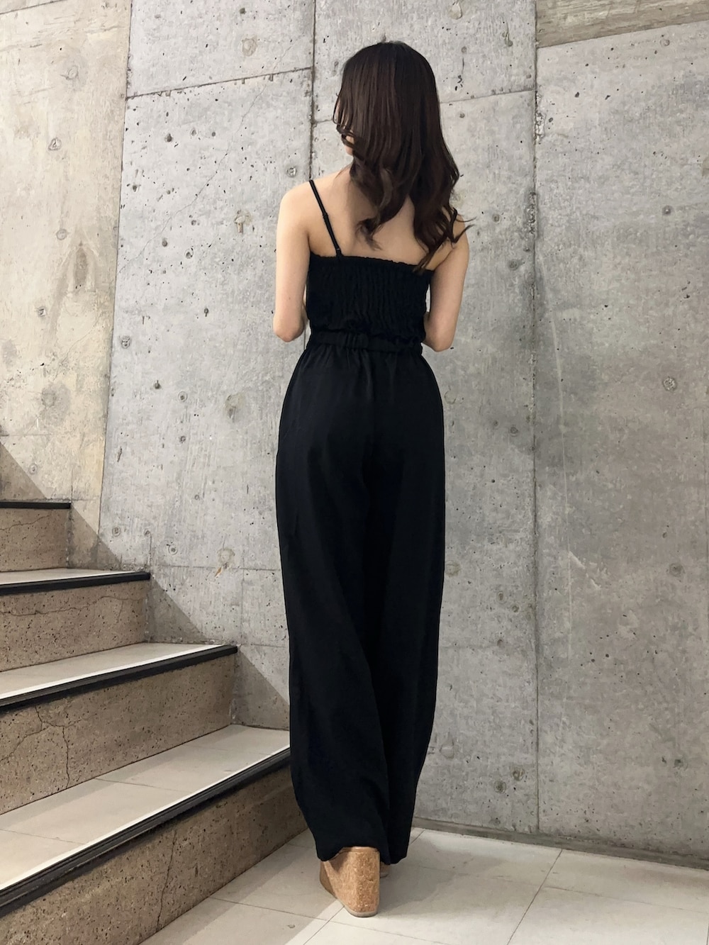 ブラック系のつなぎ/オールインワン、ベージュ系のサンダルを着用したレディースの春コーディネートの3枚目の写真
