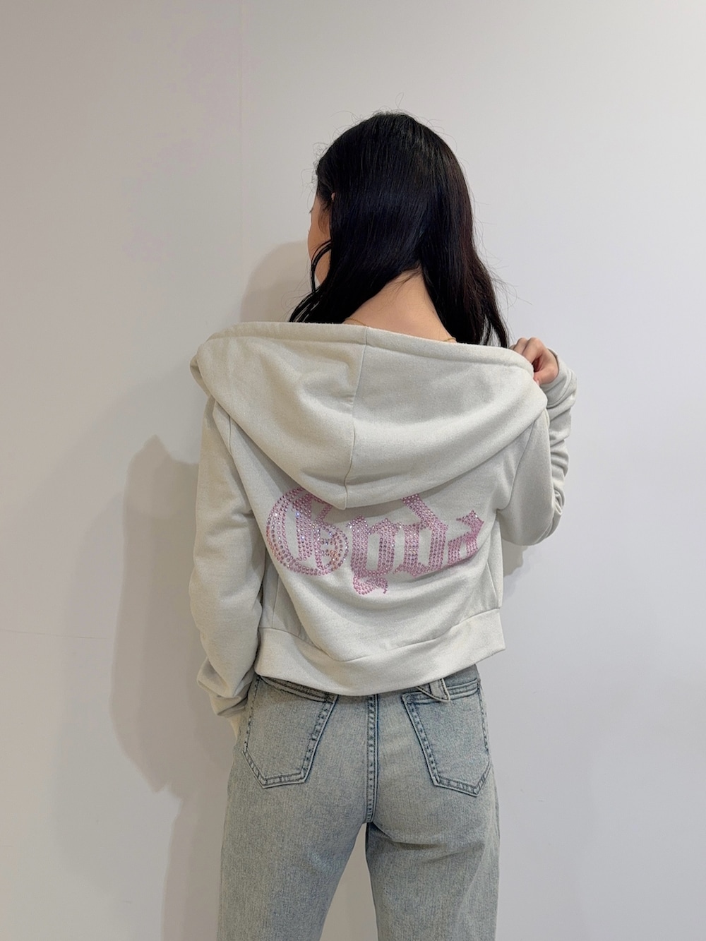 ブルー系のつなぎ/オールインワン、ホワイト系のパーカー、ホワイト系のパンプスを着用したレディースの冬コーディネートの5枚目の写真