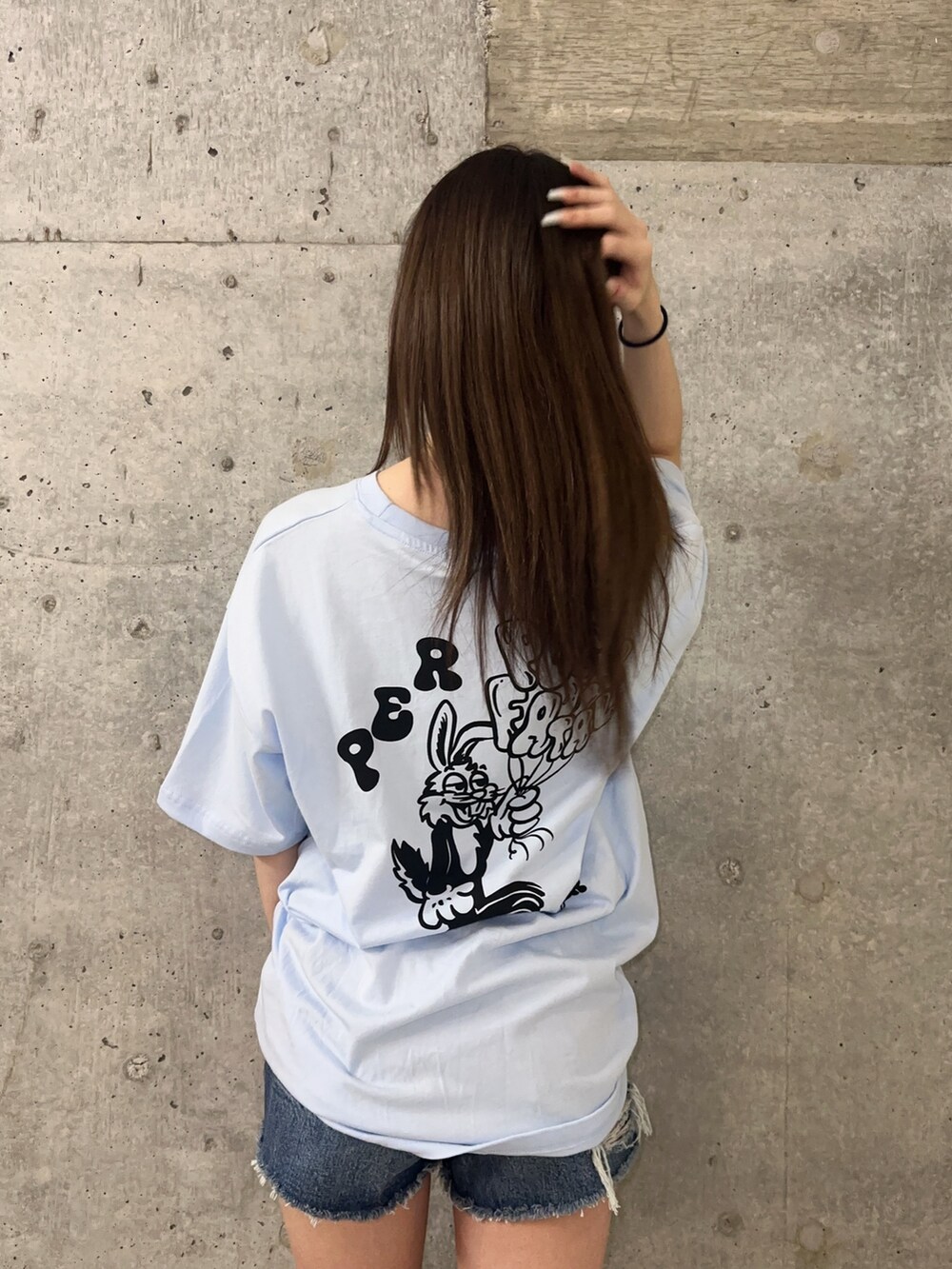 ブルー系のデニムパンツ、ブラック系のサンダル、ブルー系のTシャツ/カットソーを着用したレディースの春コーディネートの5枚目の写真