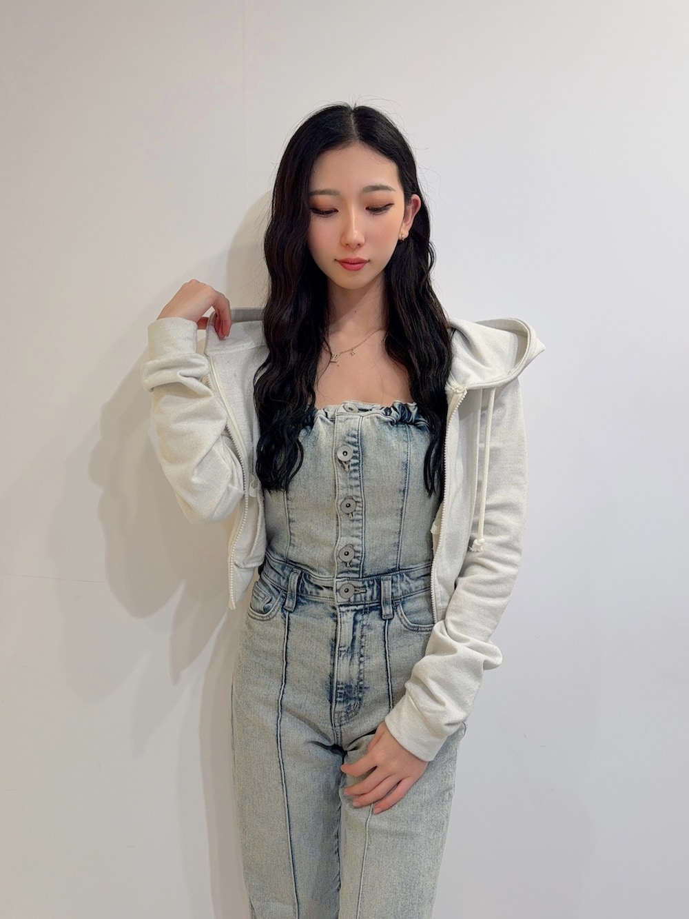 ブルー系のつなぎ/オールインワン、ホワイト系のパーカー、ホワイト系のパンプスを着用したレディースの冬コーディネートの4枚目の写真