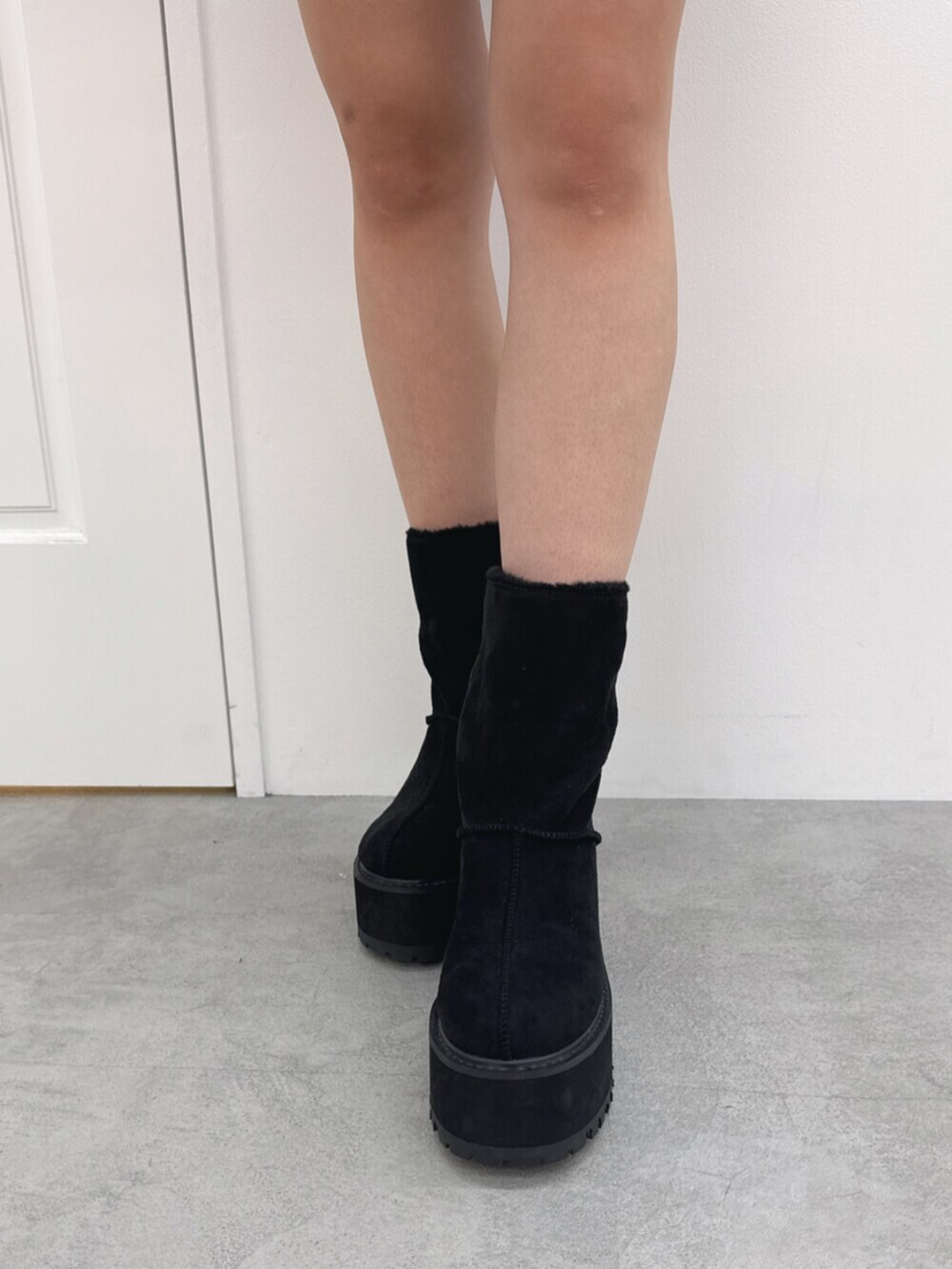 ブルー系のデニムスカート、その他のニット/セーター、ブラック系のブーツを着用したレディースの秋コーディネートの5枚目の写真