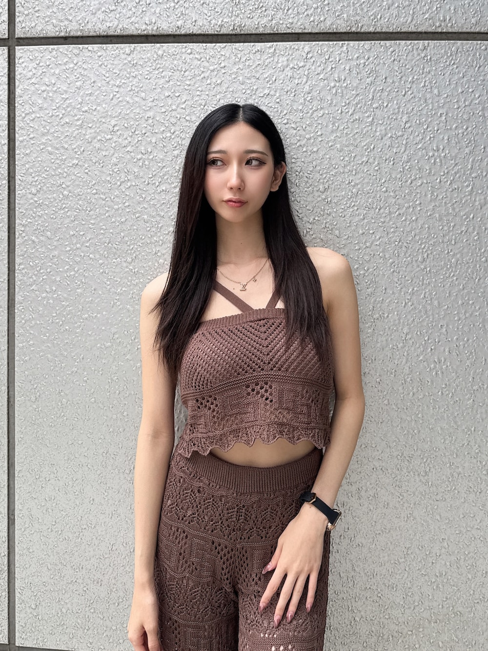 ブラウン系のその他パンツ、ブラウン系のキャミソール、ホワイト系のサンダルを着用したレディースの夏コーディネートの4枚目の写真