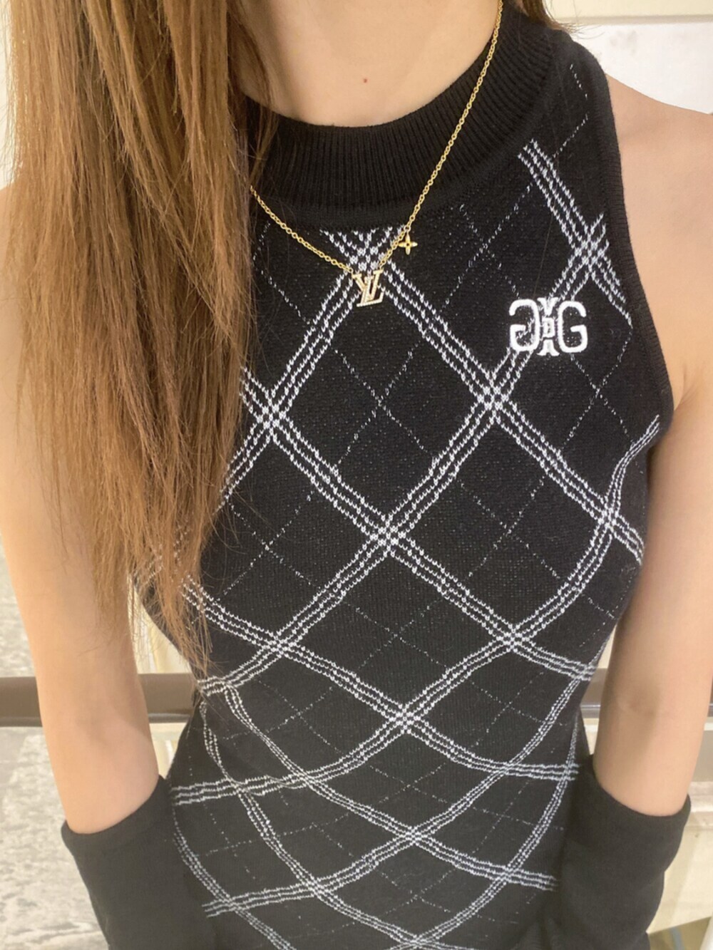 ブラック系のサンダル、ブラック系のワンピースを着用したレディースの夏コーディネートの6枚目の写真