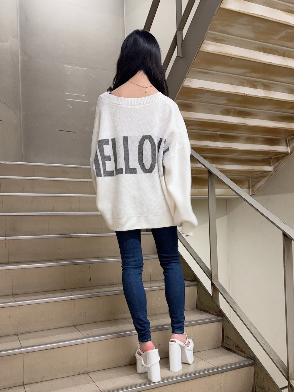 ブルー系のデニムパンツ、ブラック系のキャミソール、ホワイト系のカーディガン/ボレロを着用したレディースの冬コーディネートの5枚目の写真