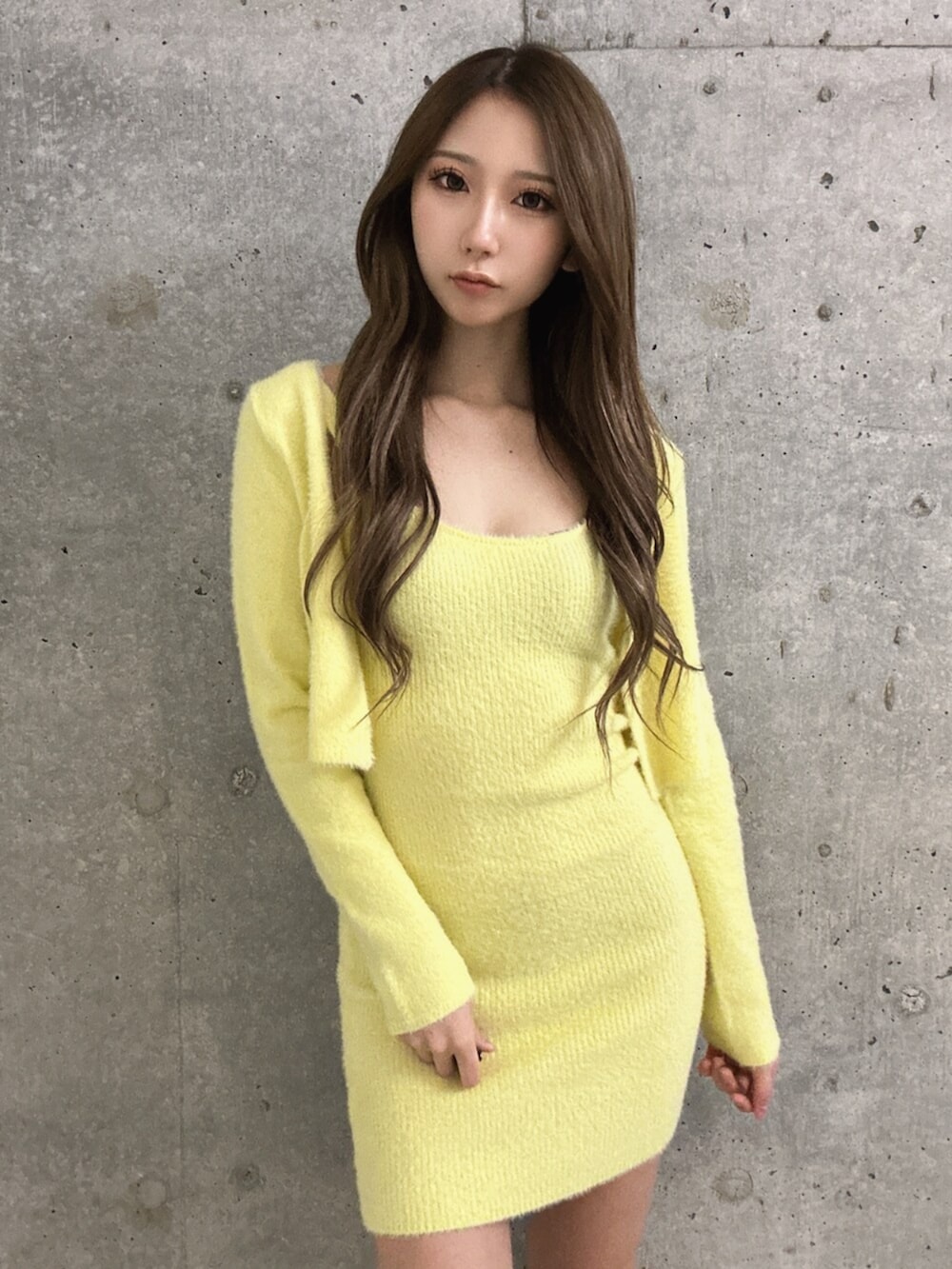 イエロー系のワンピース、イエロー系のカーディガン/ボレロ、ホワイト系のブーツを着用したレディースの冬コーディネートの4枚目の写真