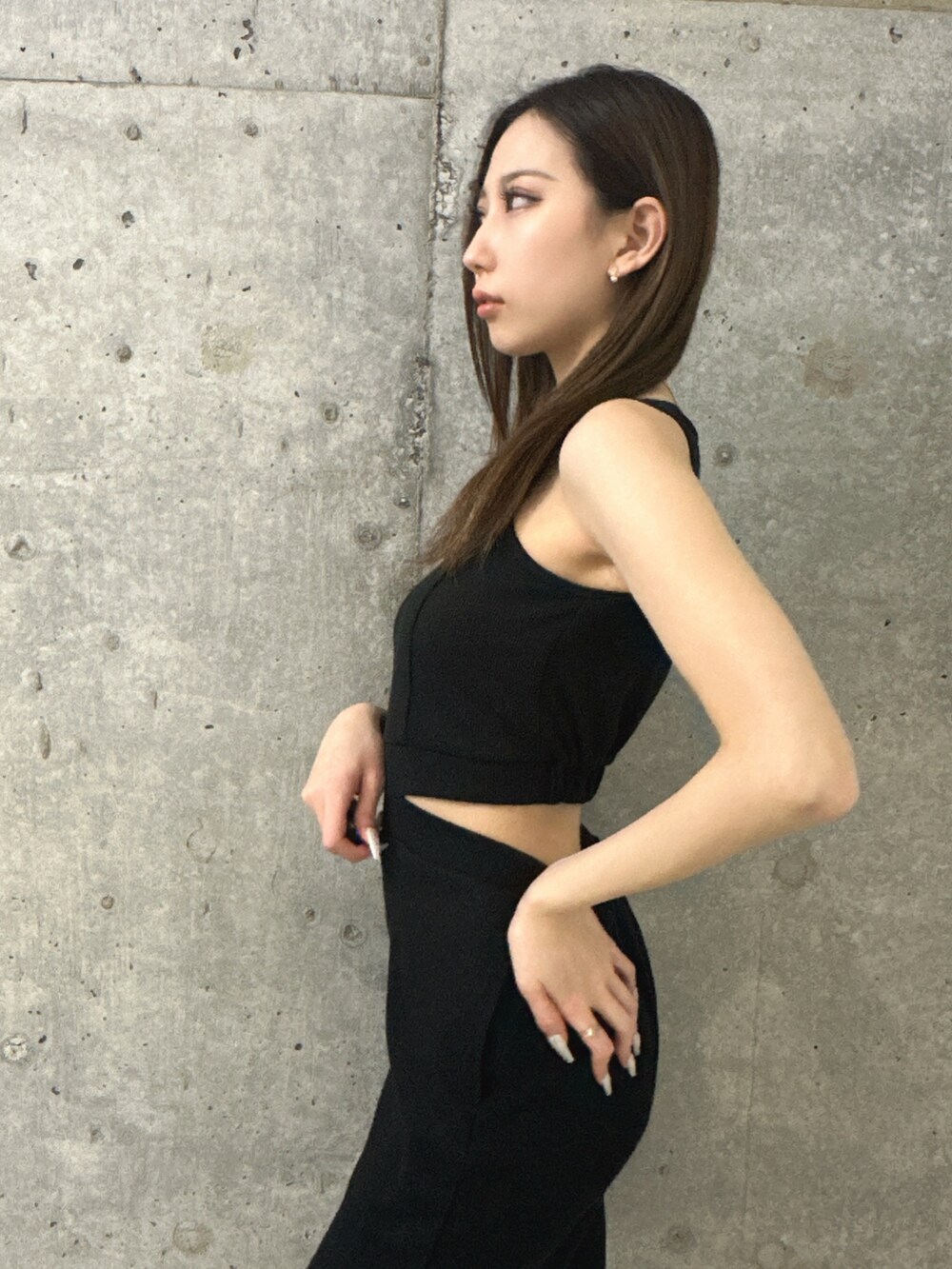 ブラック系のつなぎ/オールインワン、ホワイト系のサンダルを着用したレディースの春コーディネートの6枚目の写真