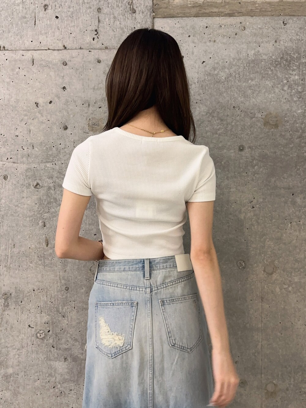 ブルー系のデニムスカート、ホワイト系のサンダル、ホワイト系のTシャツ/カットソーを着用したレディースの春コーディネートの6枚目の写真