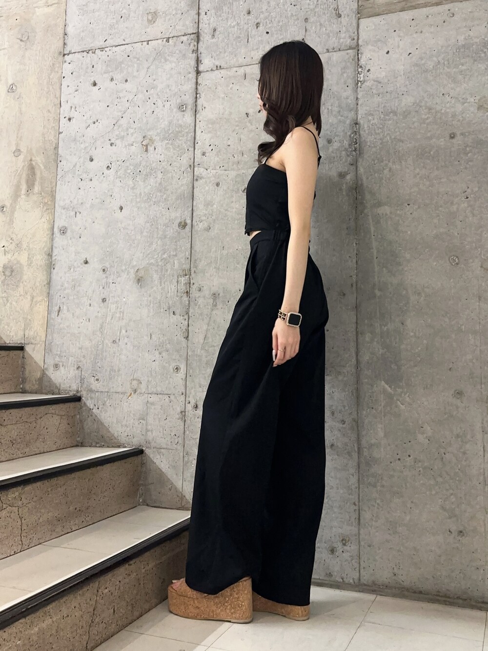 ブラック系のつなぎ/オールインワン、ベージュ系のサンダルを着用したレディースの春コーディネートの2枚目の写真