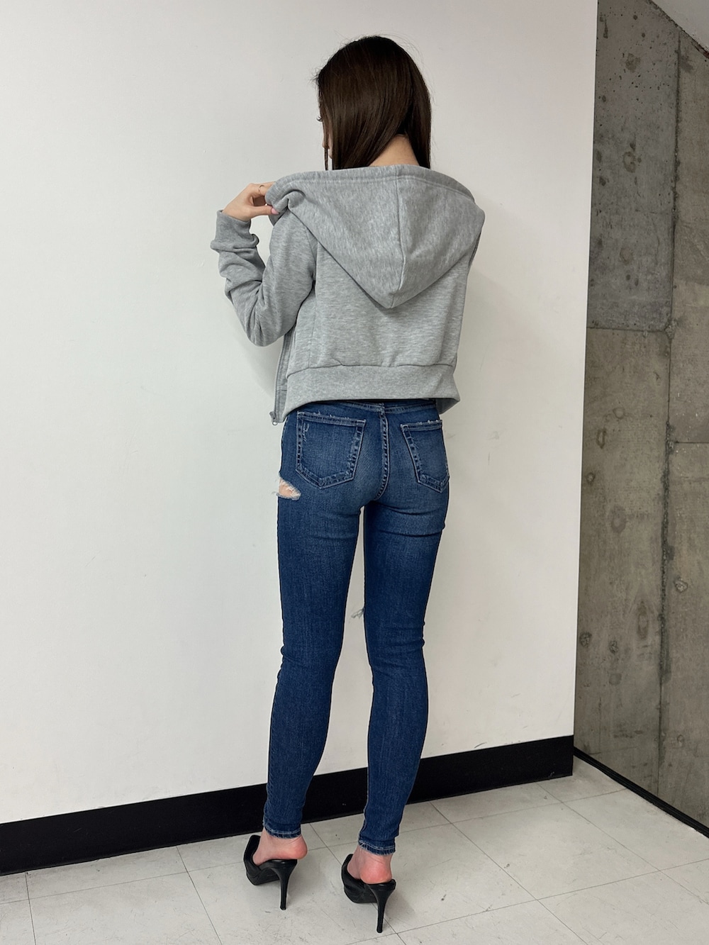 ホワイト系のキャミソール、グレー系のパーカー、ブラック系のパンプスを着用したレディースの春コーディネートの3枚目の写真