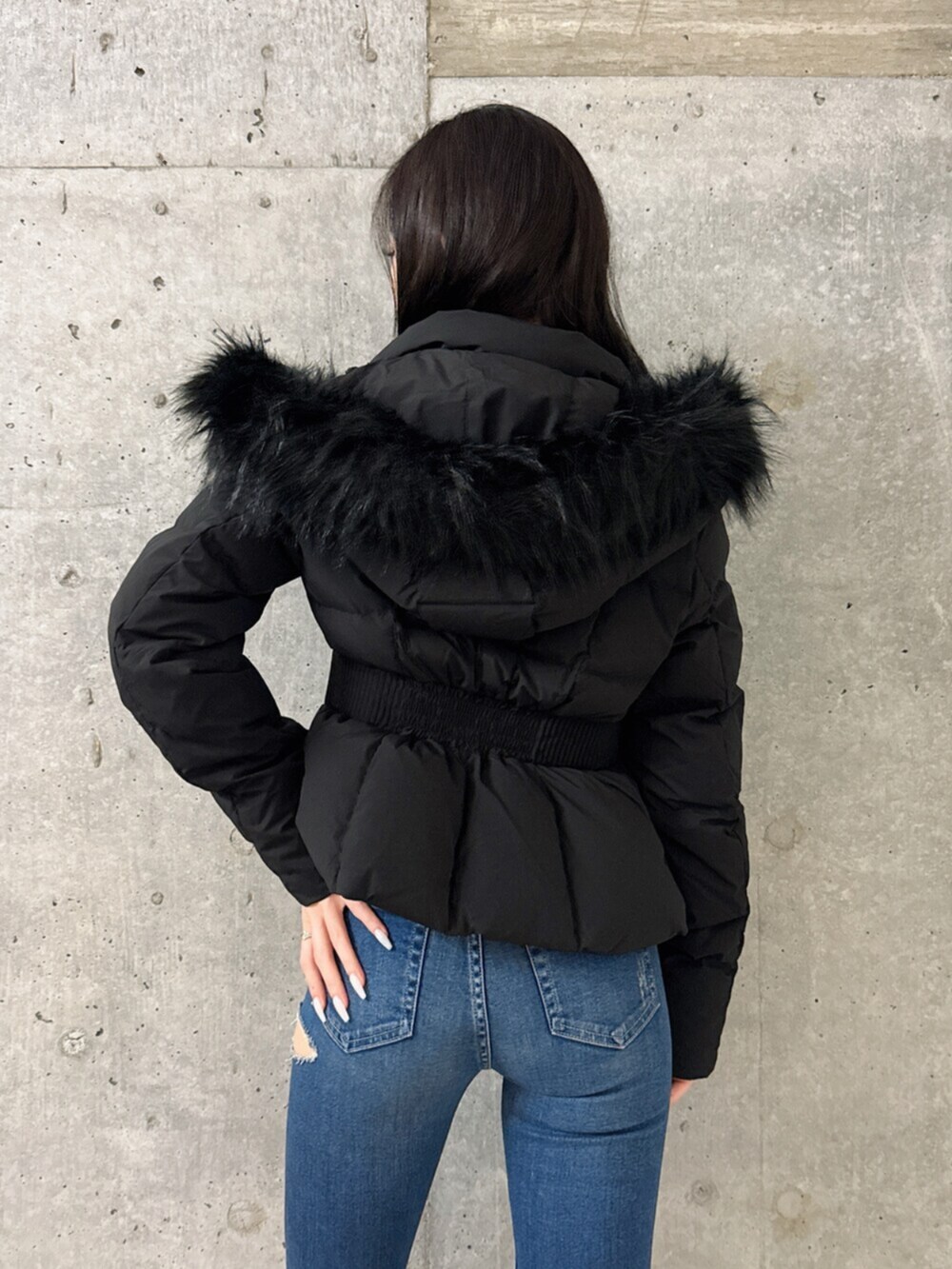 ブラック系のブーツ、その他のニット/セーター、ブルー系のデニムパンツを着用したレディースの秋コーディネートの5枚目の写真