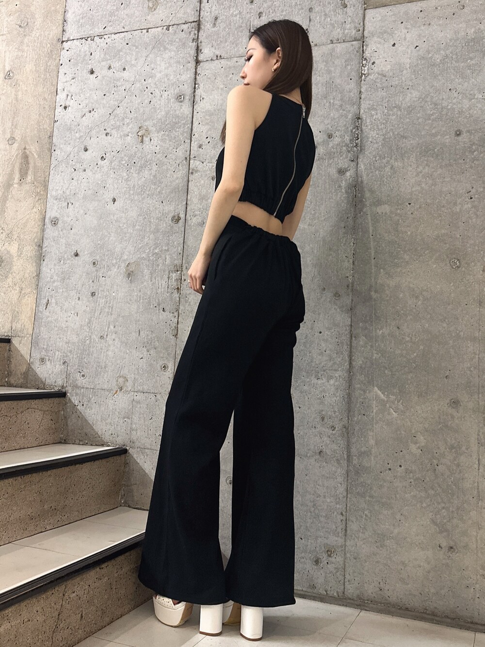 ブラック系のつなぎ/オールインワン、ホワイト系のサンダルを着用したレディースの春コーディネートの2枚目の写真