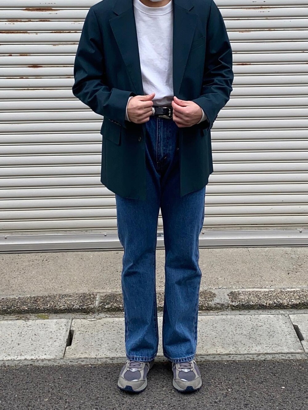 グリーン系のテーラードジャケット、ホワイト系のTシャツ/カットソー、ブルー系のデニムパンツを着用したメンズの春コーディネートの2枚目の写真