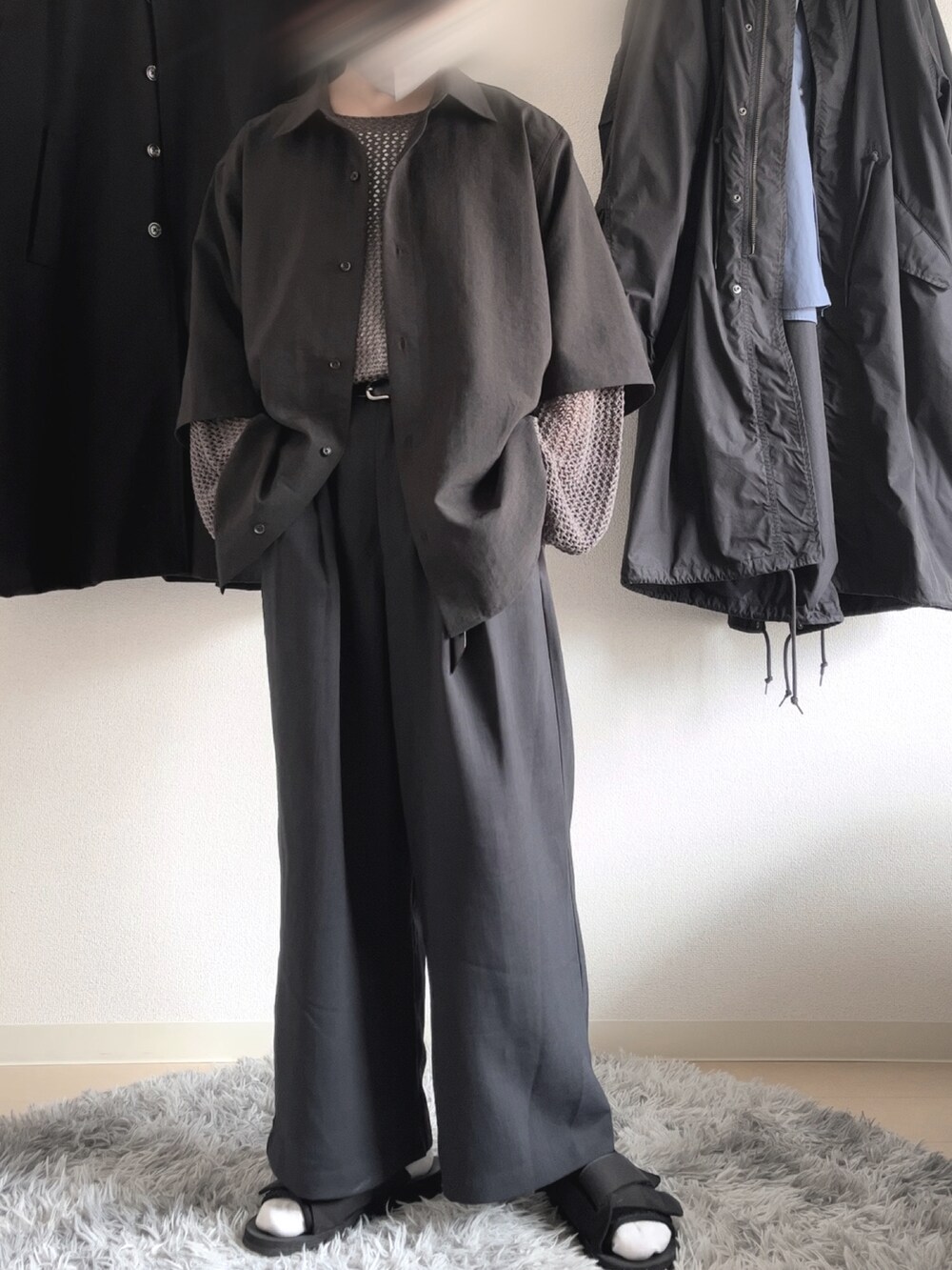 ブラック系のシャツ/ブラウス、グレー系のニット/セーター、ホワイト系のタンクトップを着用したメンズの春コーディネートの2枚目の写真