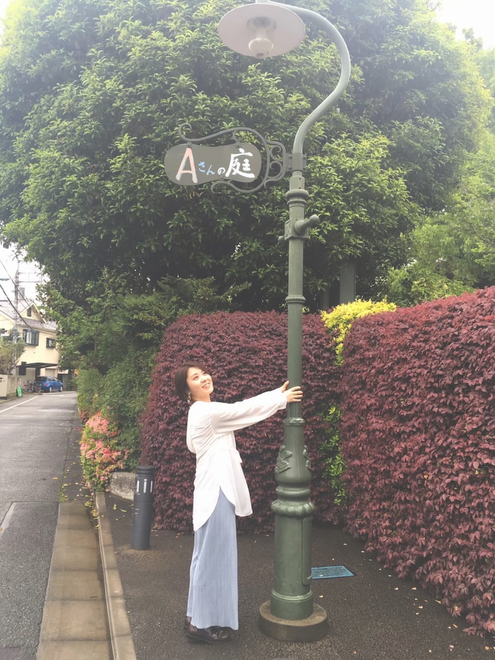 ホワイト系のシャツ/ブラウス、ブルー系のパンツ、ブラウン系のローファーを着用したレディースの夏コーディネートの2枚目の写真