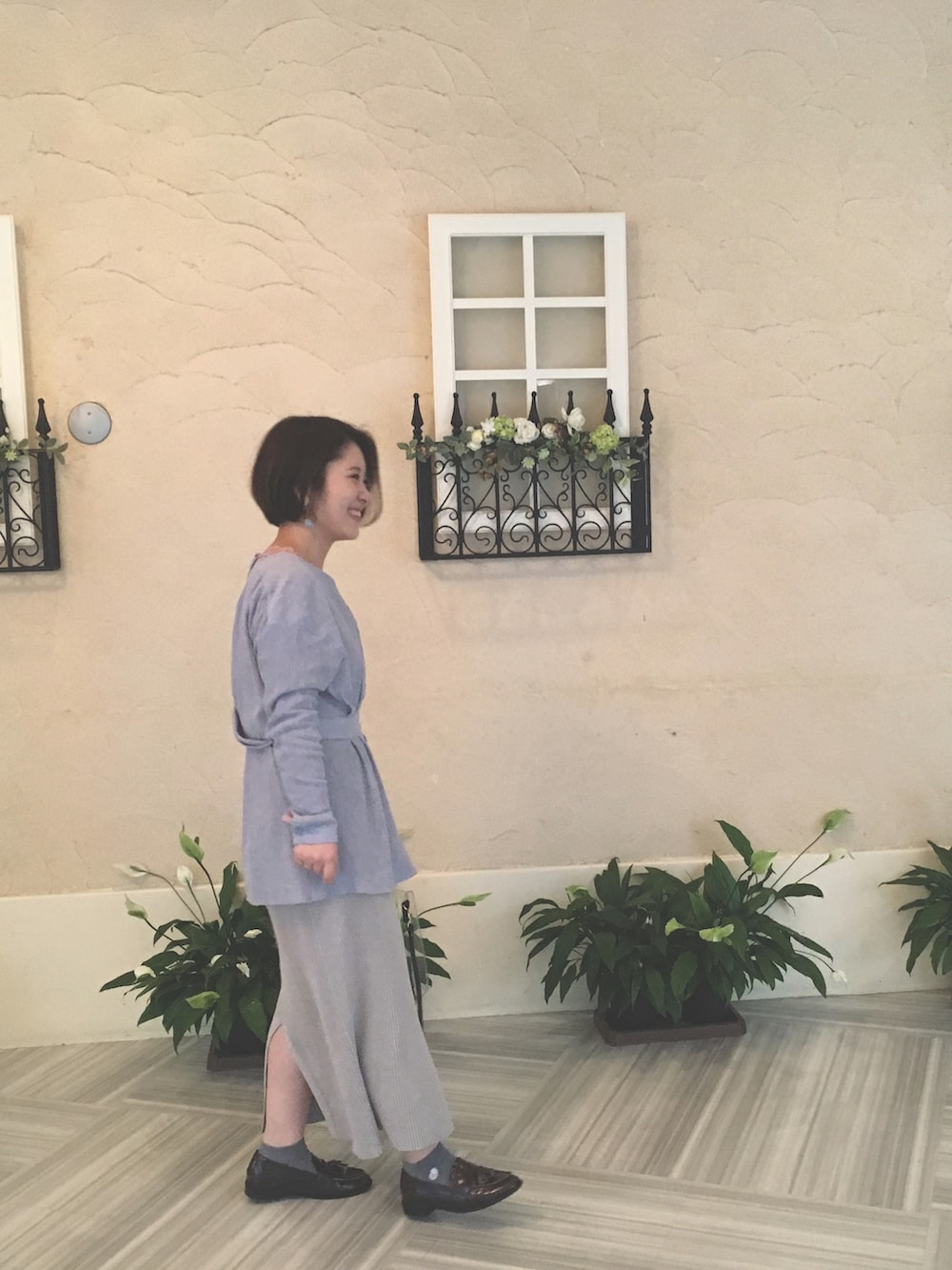 ブルー系のシャツ/ブラウス、シルバー系のスカートを着用したレディースの夏コーディネートの2枚目の写真