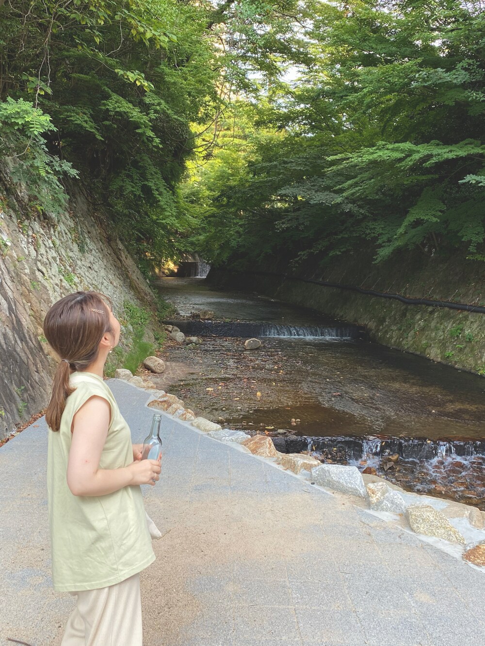 ブルー系のTシャツ/カットソー、ベージュ系のその他パンツを着用したレディースの夏コーディネートの2枚目の写真