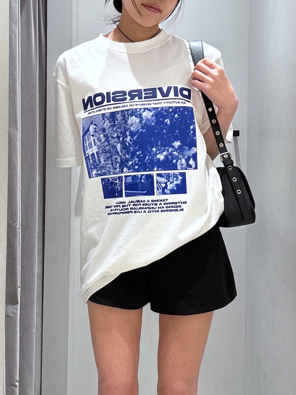 「SLY、サンダル、白Tシャツ、お出かけコーデ、キャップ、厚底サンダル、ショートパンツ、カジュアルコーデ、夏コーデ、Tシャツ、Tシャツコーデ、カラーコーデ、オーバーサイズ」｜「SLYのLOGO COTTON CAP ロゴ コットン キャップ（キャップ、その他）」を使った、KAEDEさん（レディース・160cm）の春コーディネートの4枚目の写真