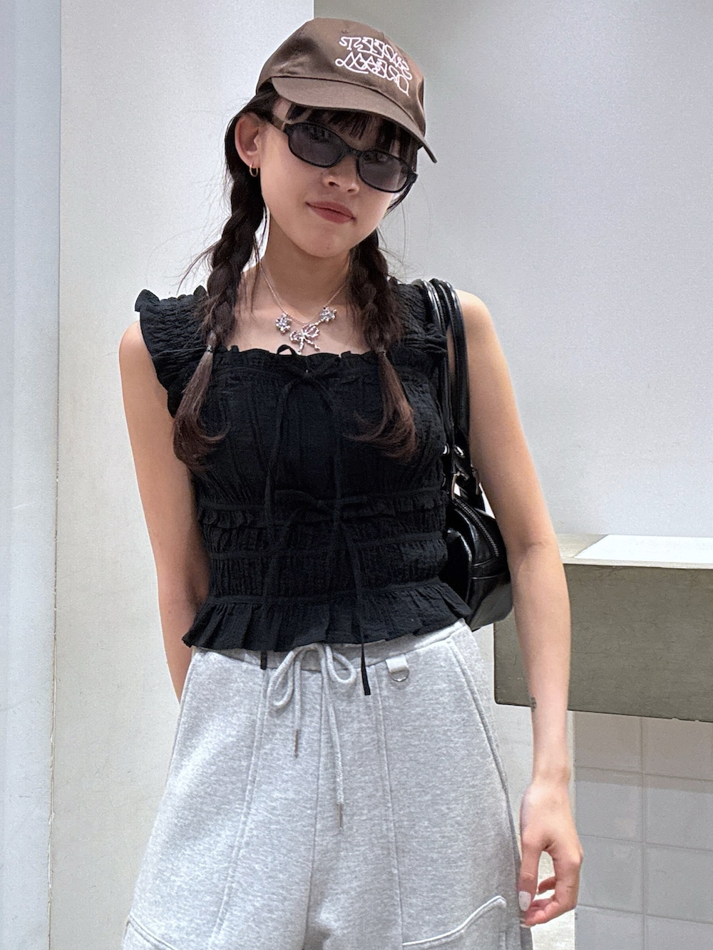 「SLY、夏服、夏服コーデ、夏コーデ、カジュアルコーデ、タンクトップ、タンクトップコーデ、スウェットパンツ、スウェットパンツコーデ、キャップコーデ、ミニバッグ、ネックレス、サングラス」｜「SLYのFRONT LOGO SATIN CAP フロント ロゴ サテン キャップ（キャップ、ブラウン系）」を使った、KAEDEさん（レディース・160cm）の夏コーディネートの5枚目の写真