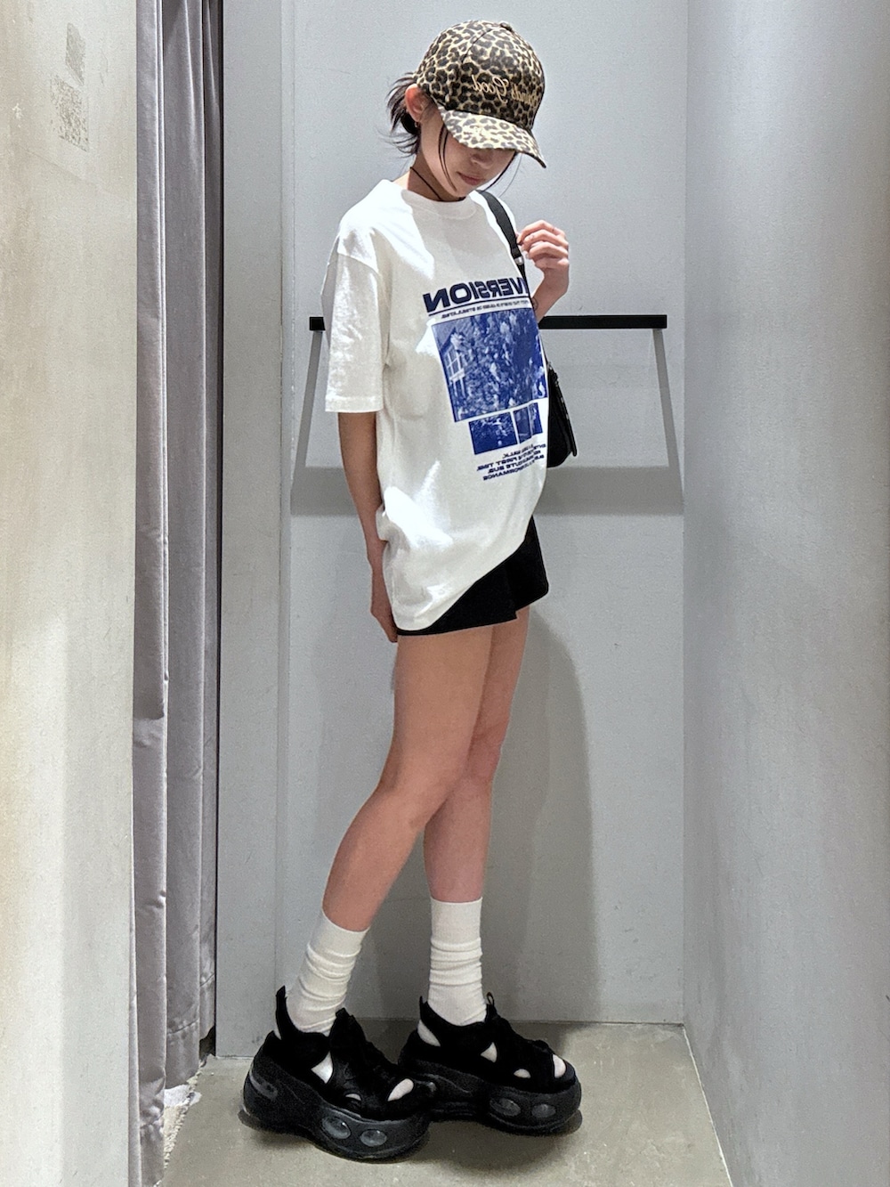 「SLY、サンダル、白Tシャツ、お出かけコーデ、キャップ、厚底サンダル、ショートパンツ、カジュアルコーデ、夏コーデ、Tシャツ、Tシャツコーデ、カラーコーデ、オーバーサイズ」｜「SLYのLOGO COTTON CAP ロゴ コットン キャップ（キャップ、その他）」を使った、KAEDEさん（レディース・160cm）の春コーディネートの2枚目の写真