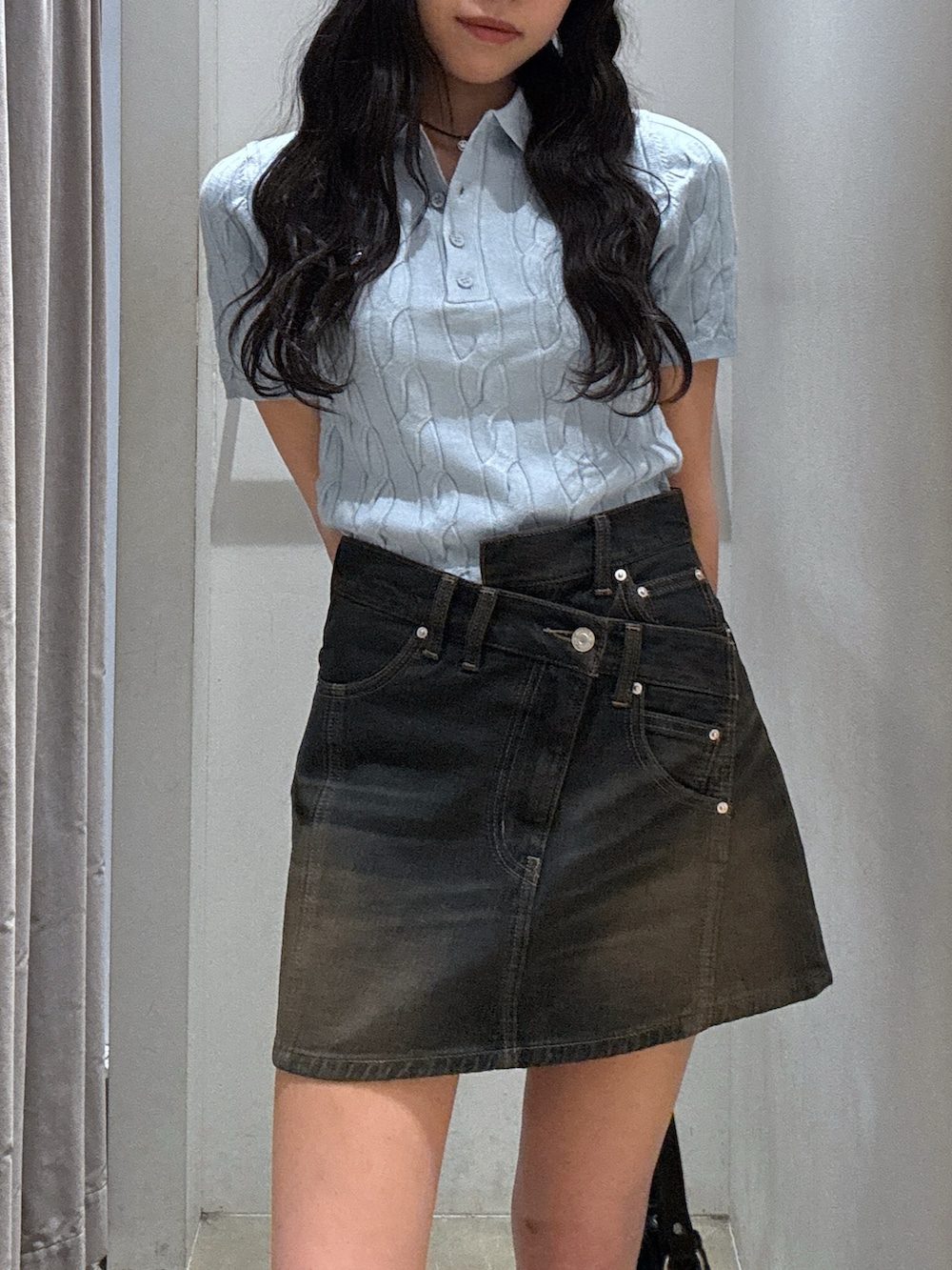 「SLY、ミニスカート、厚底シューズ、デニム、きれいめカジュアル、韓国ファッション、スニーカー、お出かけコーデ、デニムコーデ、スカートコーデ、夏コーデ、秋服、秋コーデ、ポロニット、ニットコーデ」｜「SLYの【再入荷】CABLE POLO KNIT TOPS ケーブル ポロ ニット トップス 半袖 夏服 サマーニット（ポロシャツ、ブルー系）」を使った、KAEDEさん（レディース・160cm）の夏コーディネートの2枚目の写真