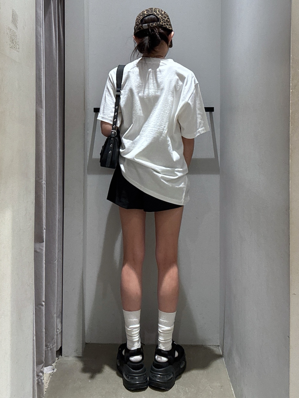 「SLY、サンダル、白Tシャツ、お出かけコーデ、キャップ、厚底サンダル、ショートパンツ、カジュアルコーデ、夏コーデ、Tシャツ、Tシャツコーデ、カラーコーデ、オーバーサイズ」｜「SLYのLOGO COTTON CAP ロゴ コットン キャップ（キャップ、その他）」を使った、KAEDEさん（レディース・160cm）の春コーディネートの3枚目の写真