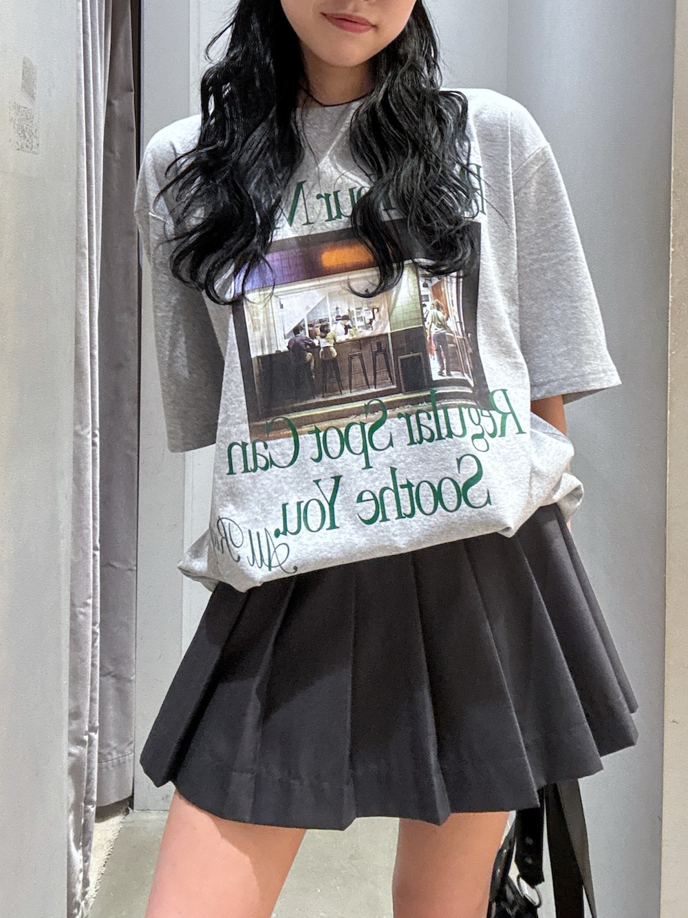 グレー系のTシャツ/カットソー、グレー系のスカート、ブラック系のショルダーバッグを着用したレディースの夏コーディネートの3枚目の写真