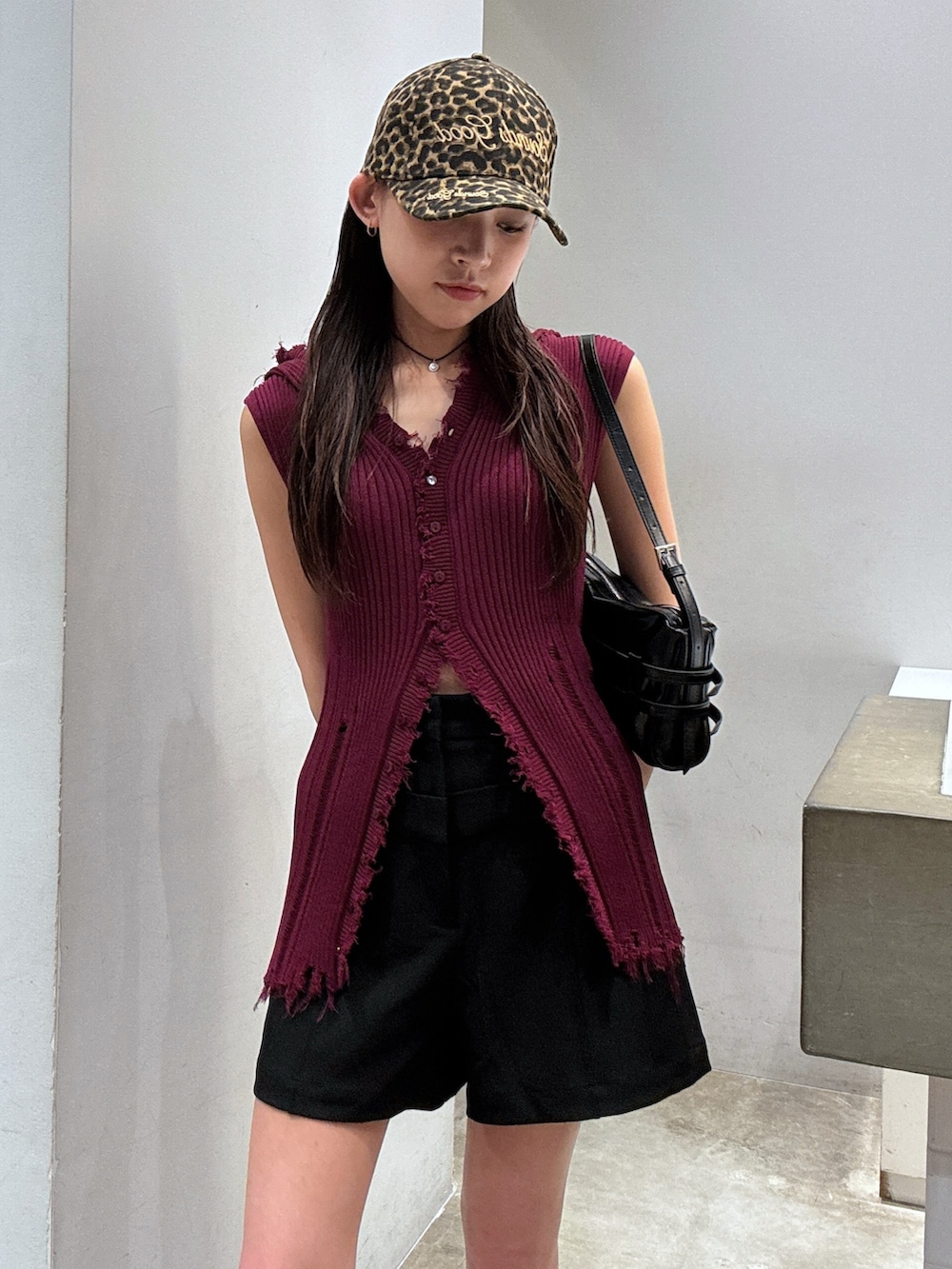 「SLY、厚底サンダル、キャップ、カラーコーデ、ショートパンツ、夏コーデ、サンダル、お出かけコーデ、夏服、ニットコーデ、レオパード、キャップコーデ、カジュアルコーデ」｜「SLYのLOGO COTTON CAP ロゴ コットン キャップ（キャップ、その他）」を使った、KAEDEさん（レディース・160cm）の夏コーディネートの2枚目の写真