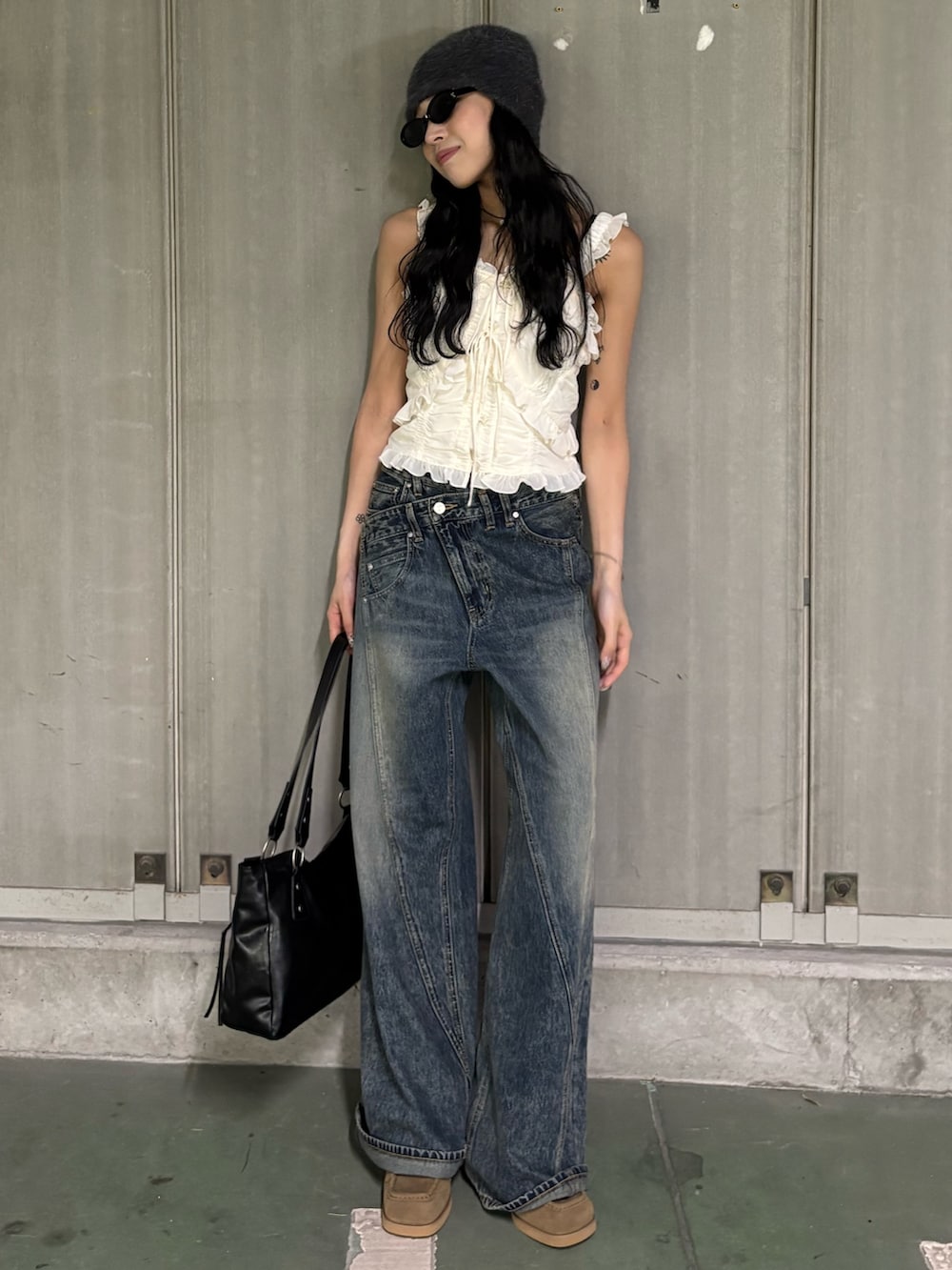 ブルー系のデニムパンツ、ベージュ系のローファー、ホワイト系のキャミソールを着用したレディースの夏コーディネートの2枚目の写真