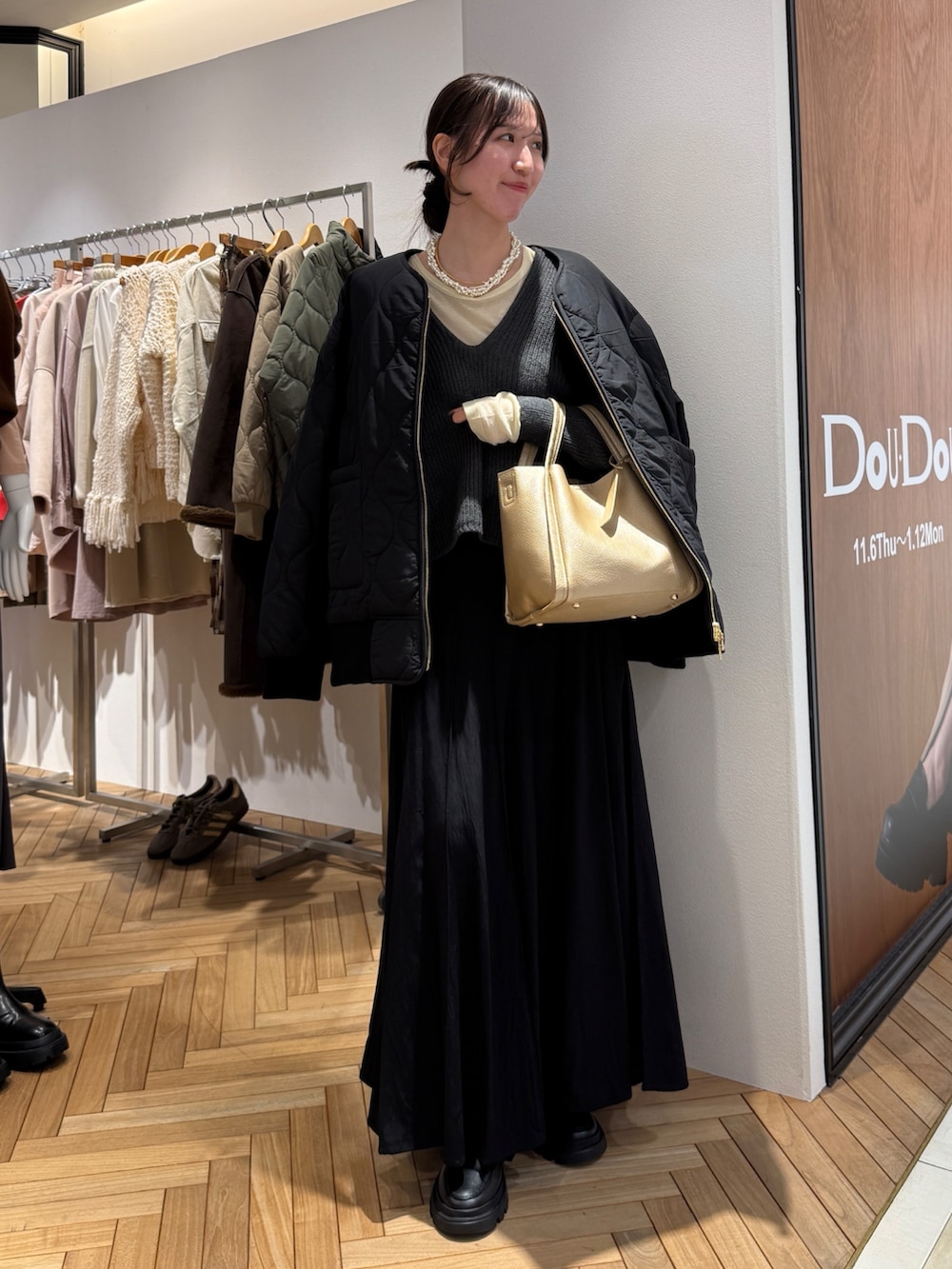 グレー系のその他アウター、ゴールド系のハンドバッグ、イエロー系のTシャツ/カットソーを着用したレディースの秋コーディネートの4枚目の写真