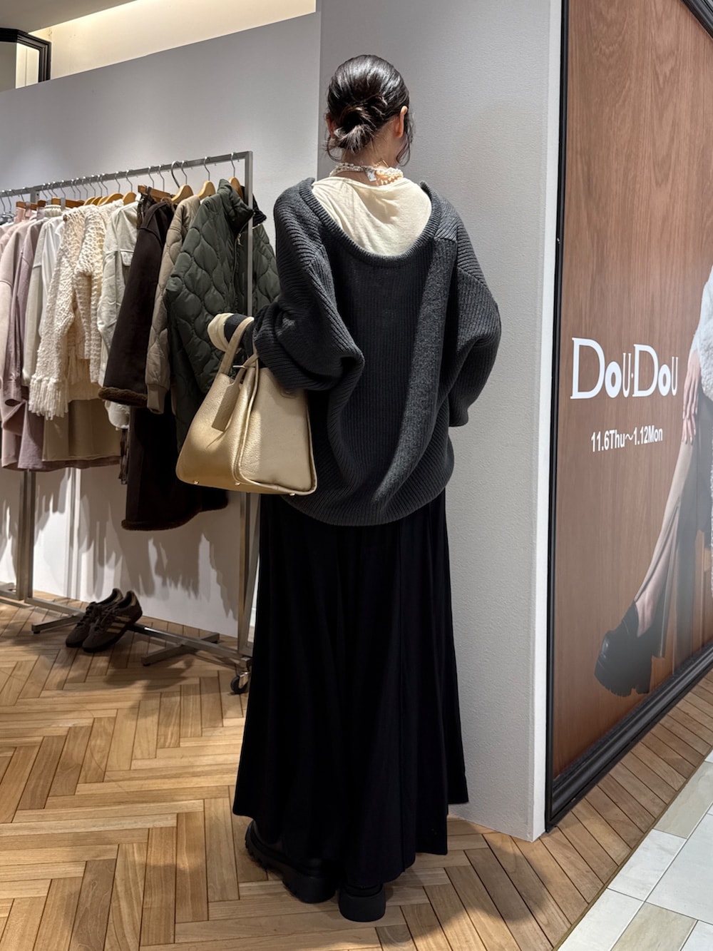 グレー系のその他アウター、ゴールド系のハンドバッグ、イエロー系のTシャツ/カットソーを着用したレディースの秋コーディネートの3枚目の写真