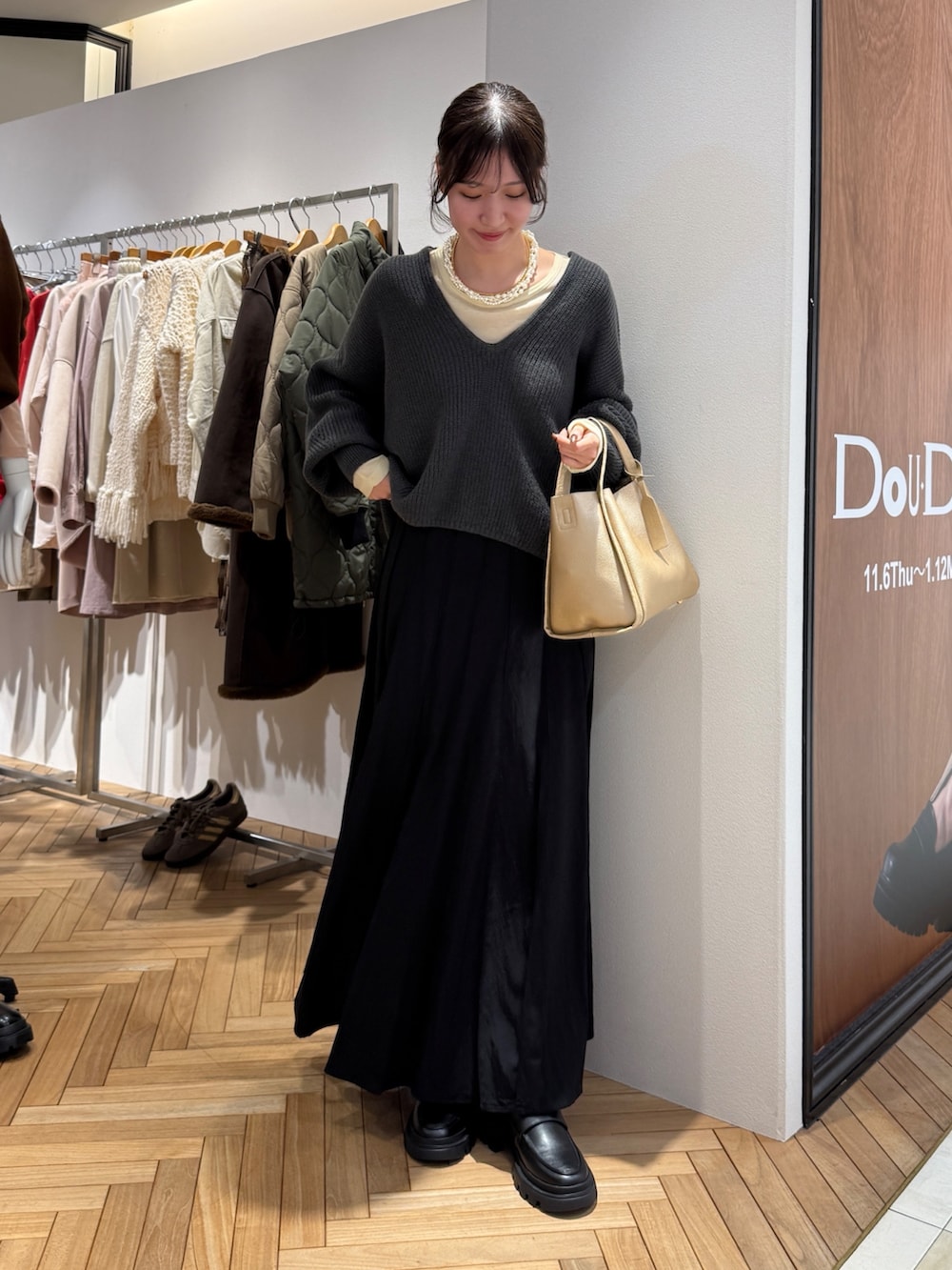 グレー系のその他アウター、ゴールド系のハンドバッグ、イエロー系のTシャツ/カットソーを着用したレディースの秋コーディネートの5枚目の写真