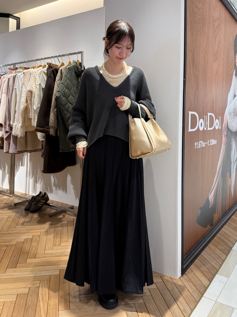 グレー系のその他アウター、ゴールド系のハンドバッグ、イエロー系のTシャツ/カットソーを着用したレディースの秋コーディネートの2枚目の写真