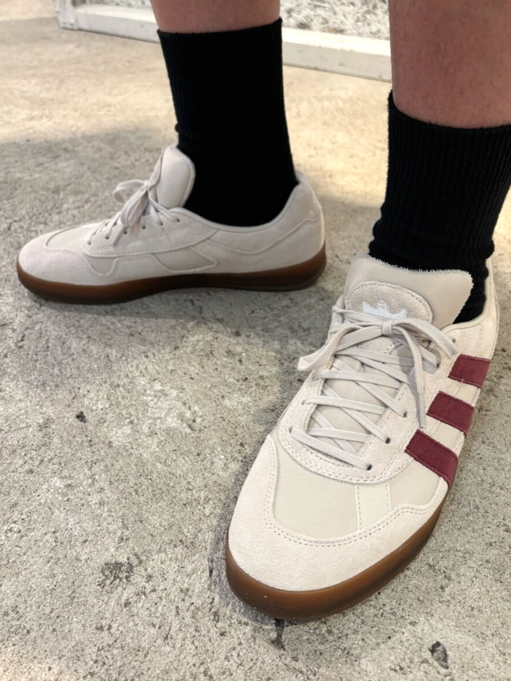 「adidas、adidas originals、アディダス、アディダスオリジナルス、デニムハーフパンツ、アロハスーパー」｜「adidasのアーセナル テラスアイコン ハーフジップ ジャケット / アディダス adidas（ジャージ、レッド系）」を使った、YHさん（メンズ・182cm）の秋コーディネートの4枚目の写真
