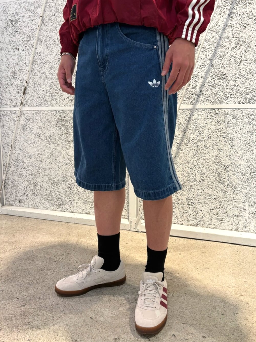 「adidas、adidas originals、アディダス、アディダスオリジナルス、デニムハーフパンツ、アロハスーパー」｜「adidasのアーセナル テラスアイコン ハーフジップ ジャケット / アディダス adidas（ジャージ、レッド系）」を使った、YHさん（メンズ・182cm）の秋コーディネートの3枚目の写真