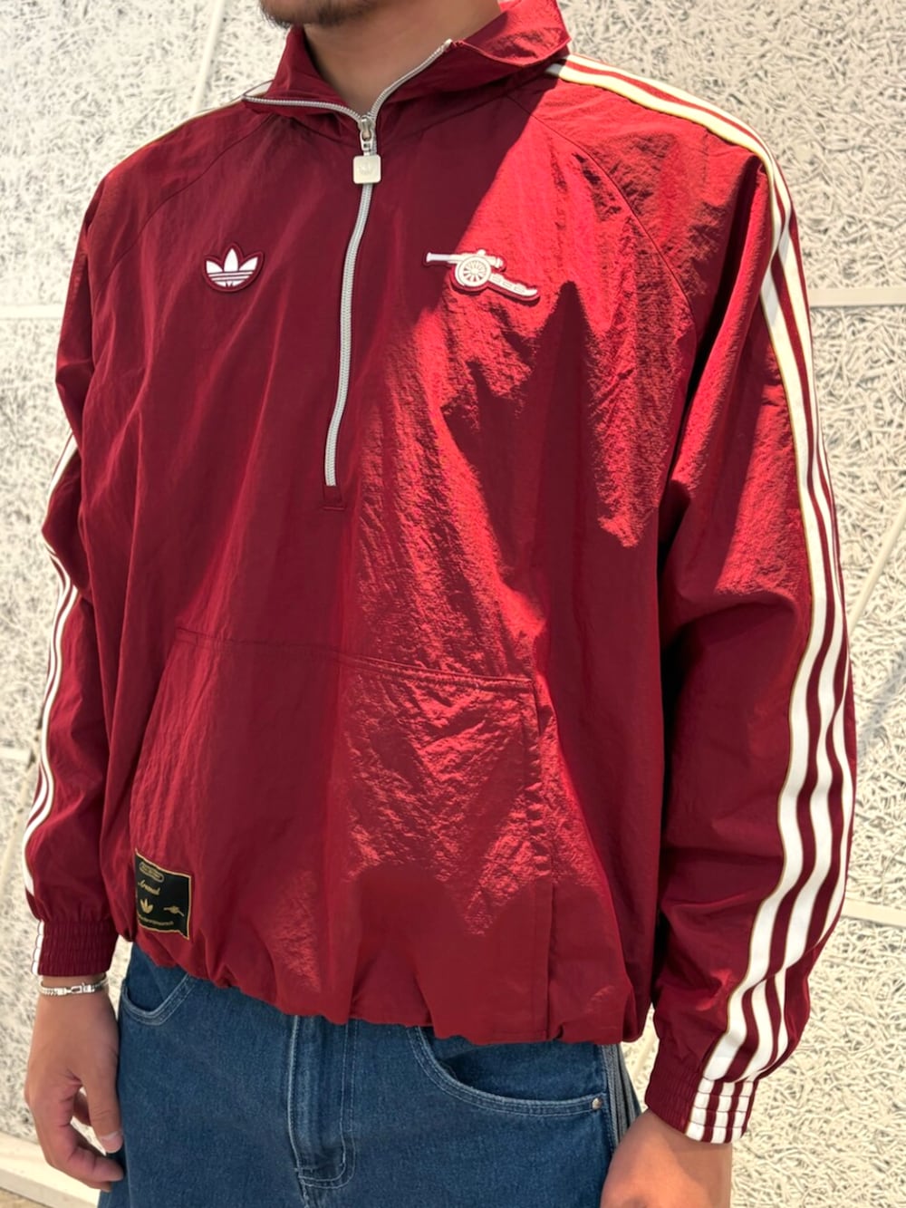 「adidas、adidas originals、アディダス、アディダスオリジナルス、デニムハーフパンツ、アロハスーパー」｜「adidasのアーセナル テラスアイコン ハーフジップ ジャケット / アディダス adidas（ジャージ、レッド系）」を使った、YHさん（メンズ・182cm）の秋コーディネートの2枚目の写真