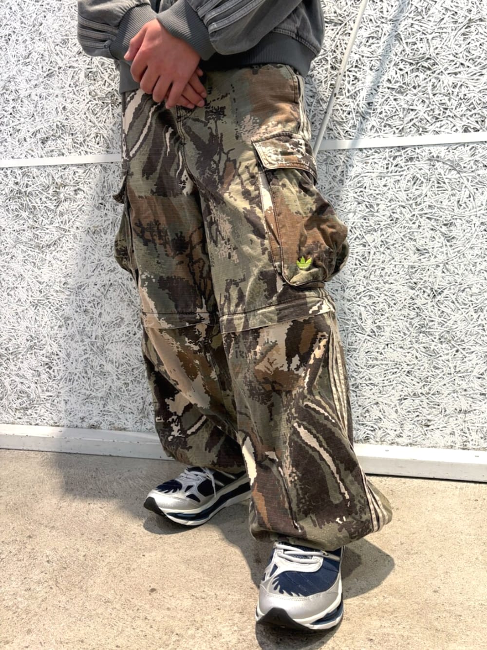 その他のその他パンツ、グレー系のデニムジャケット、ブルー系のスニーカーを着用したメンズの夏コーディネートの3枚目の写真