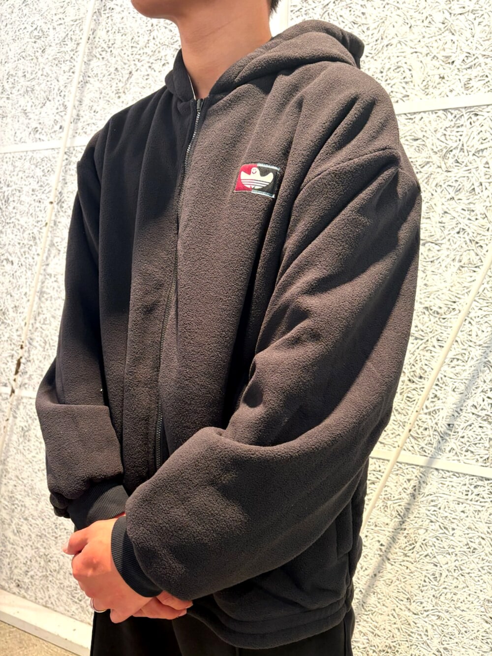 ベージュ系のブルゾン、ブラウン系のスニーカーを着用したメンズの秋コーディネートの2枚目の写真