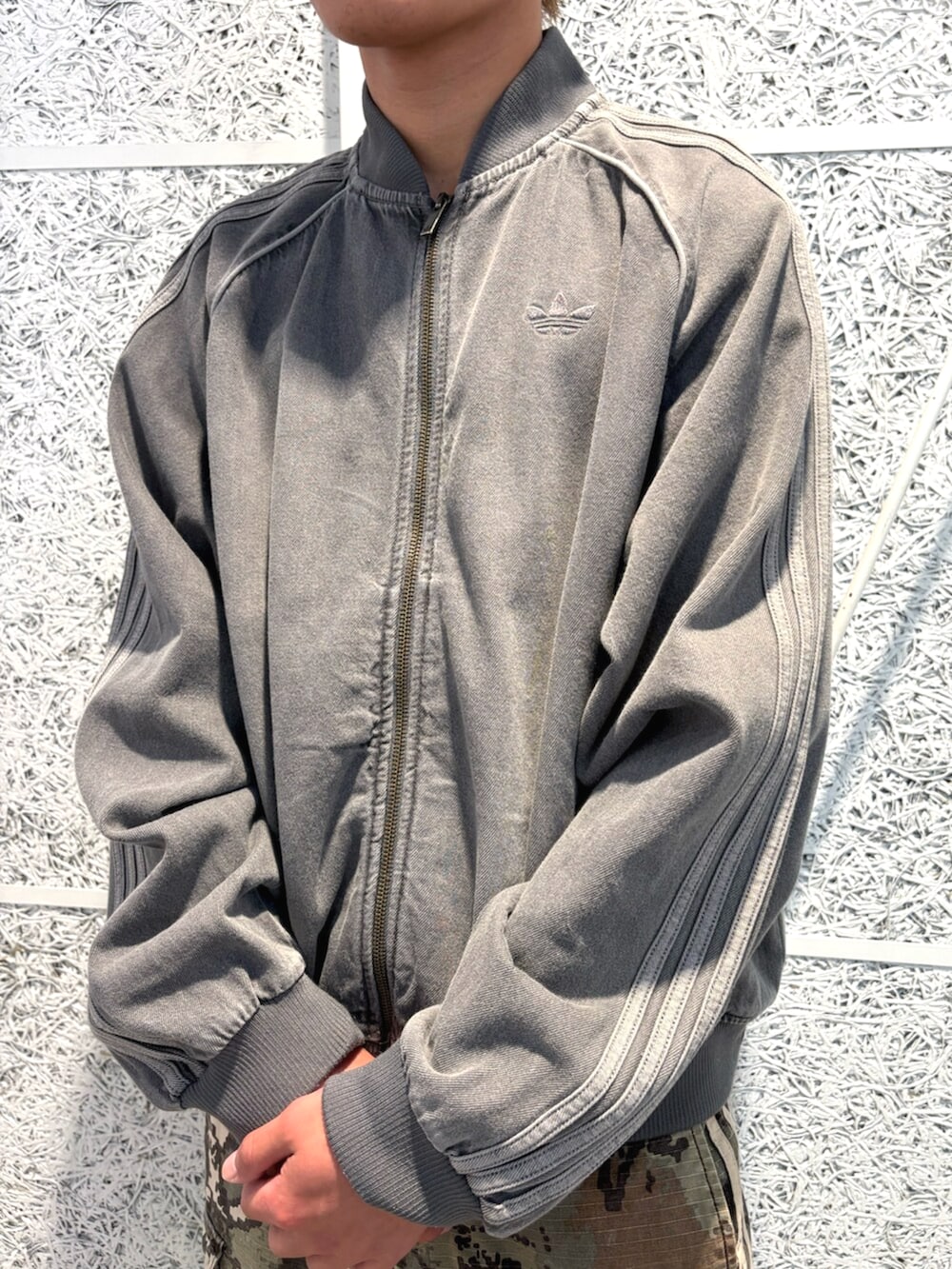 その他のその他パンツ、グレー系のデニムジャケット、ブルー系のスニーカーを着用したメンズの夏コーディネートの2枚目の写真