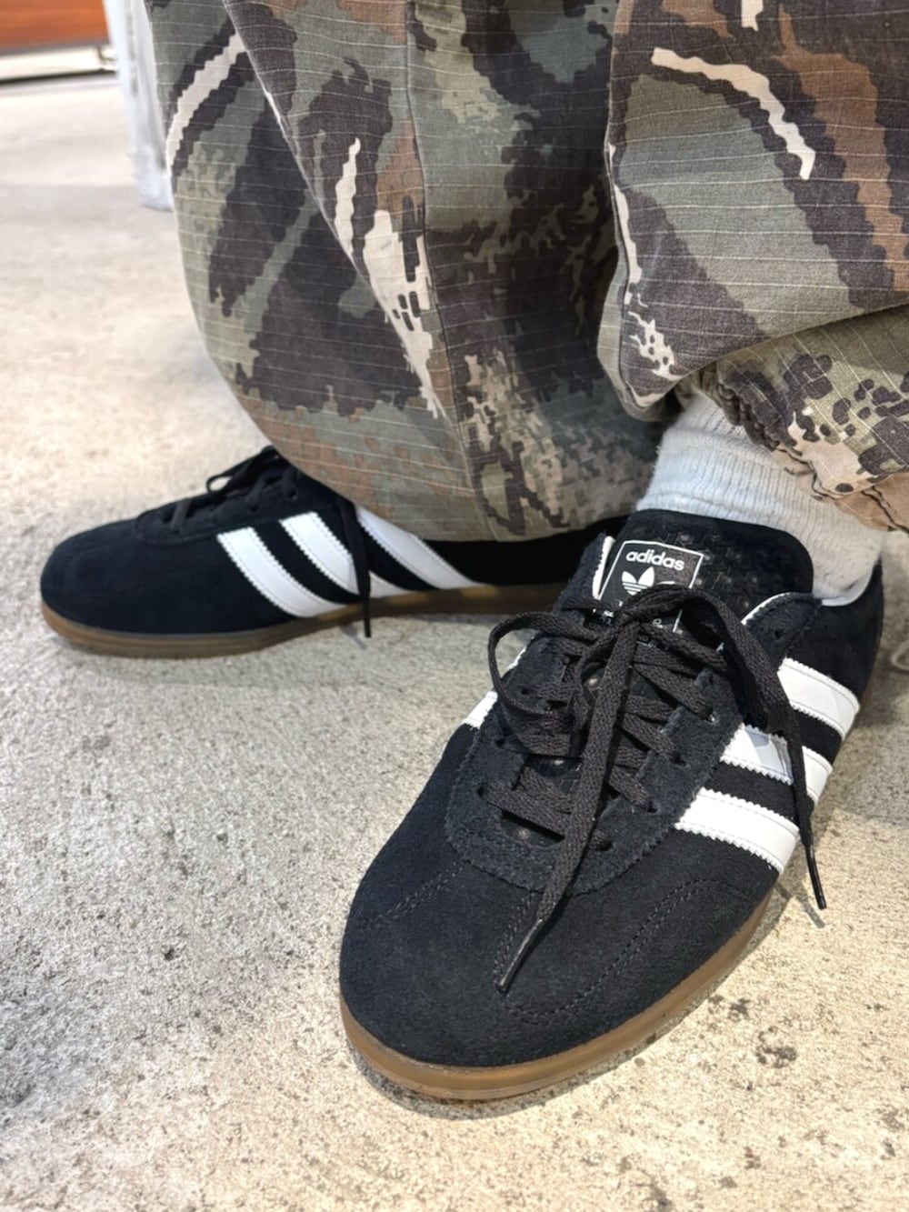 adidas アディカラー ファースト ブラックデニム トラックトップ